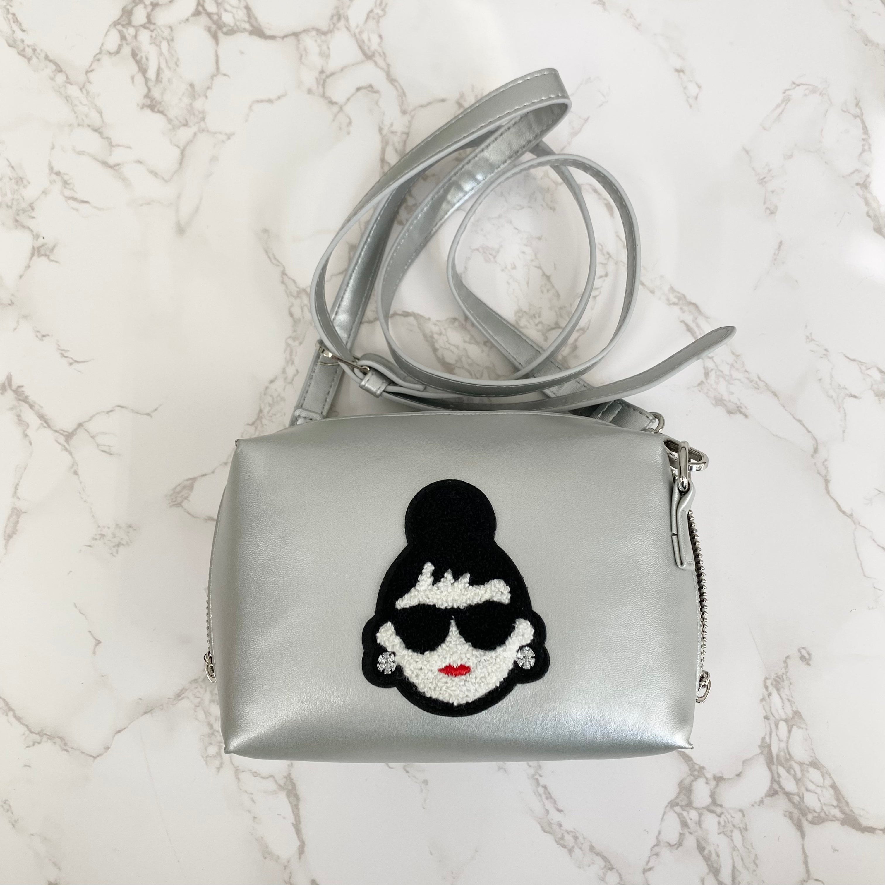 【HAPPYFACE】エマ フェイス刺繡 PUレザーショルダーバッグ シルバー　※3/19~3/25迄に順次配送予定