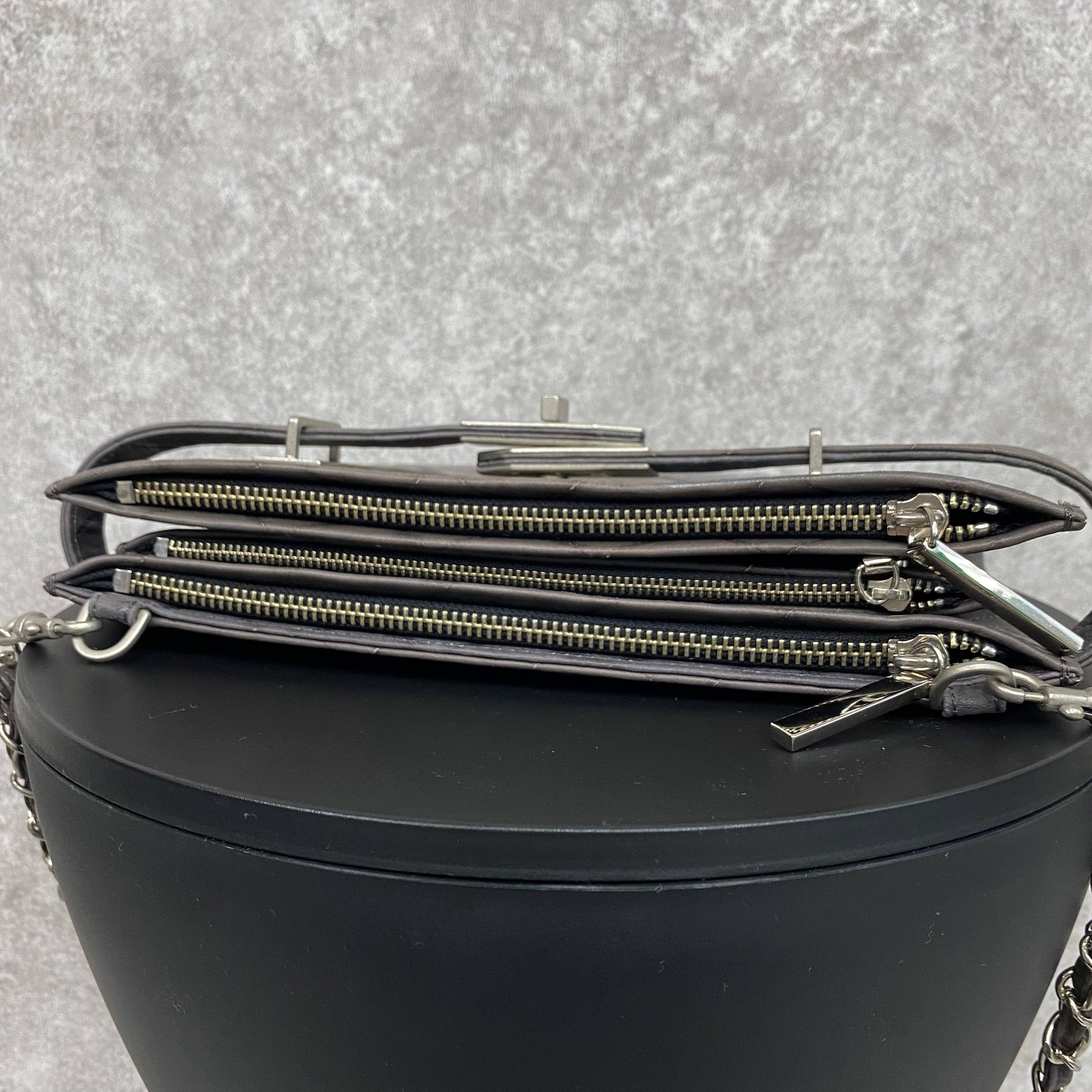 【MUL105-SL-3】レイヤードウォレットショルダー キルティング型押し(グレー) シルバーライン(右)　※10/29〜11/2より順次配送