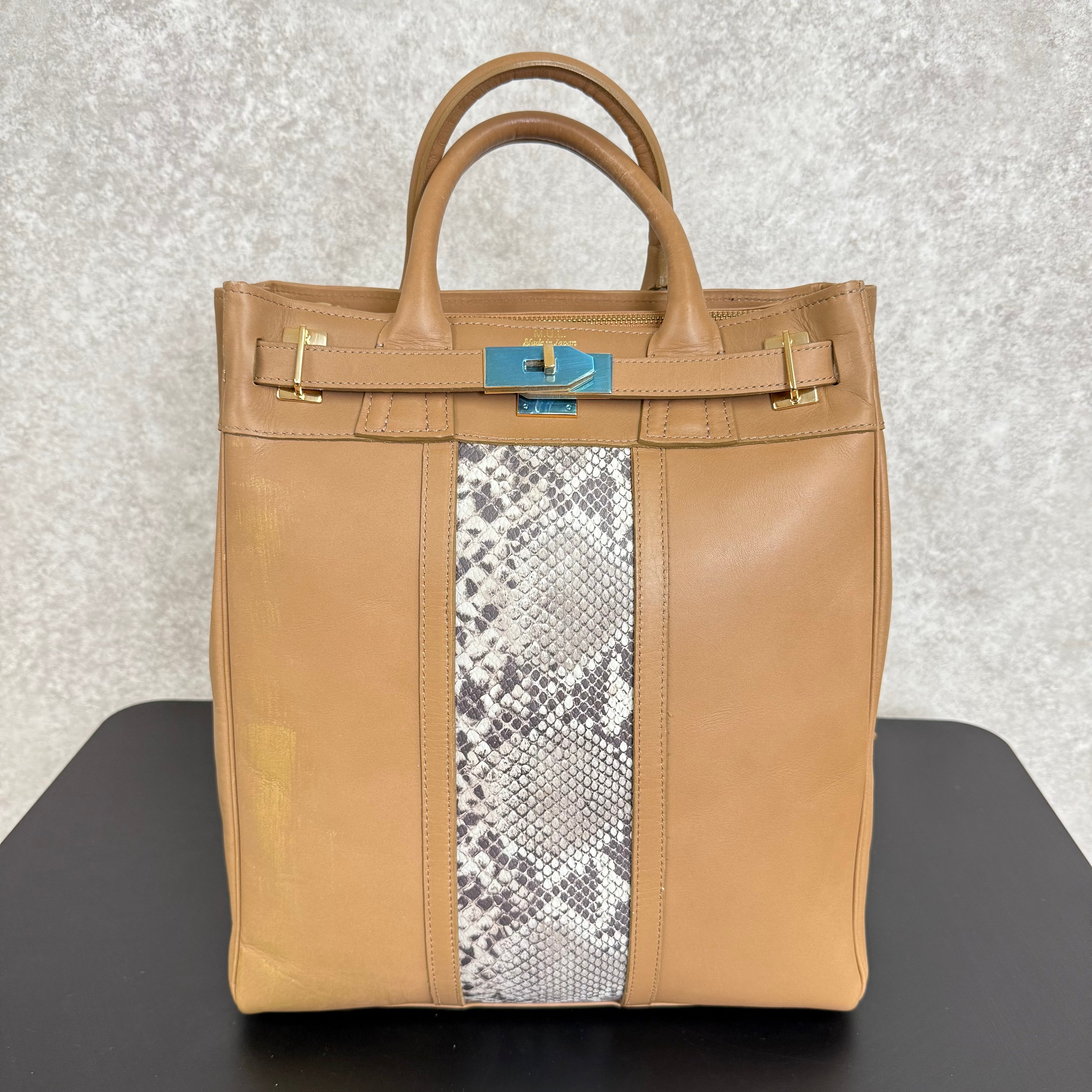 【MUL007】バックパックM　‐スムースベージュ‐　パイソン型押しライン　ゴールド削り金具　ゴールドライン入り　※7/2〜7/12より事務所から順次発送予定