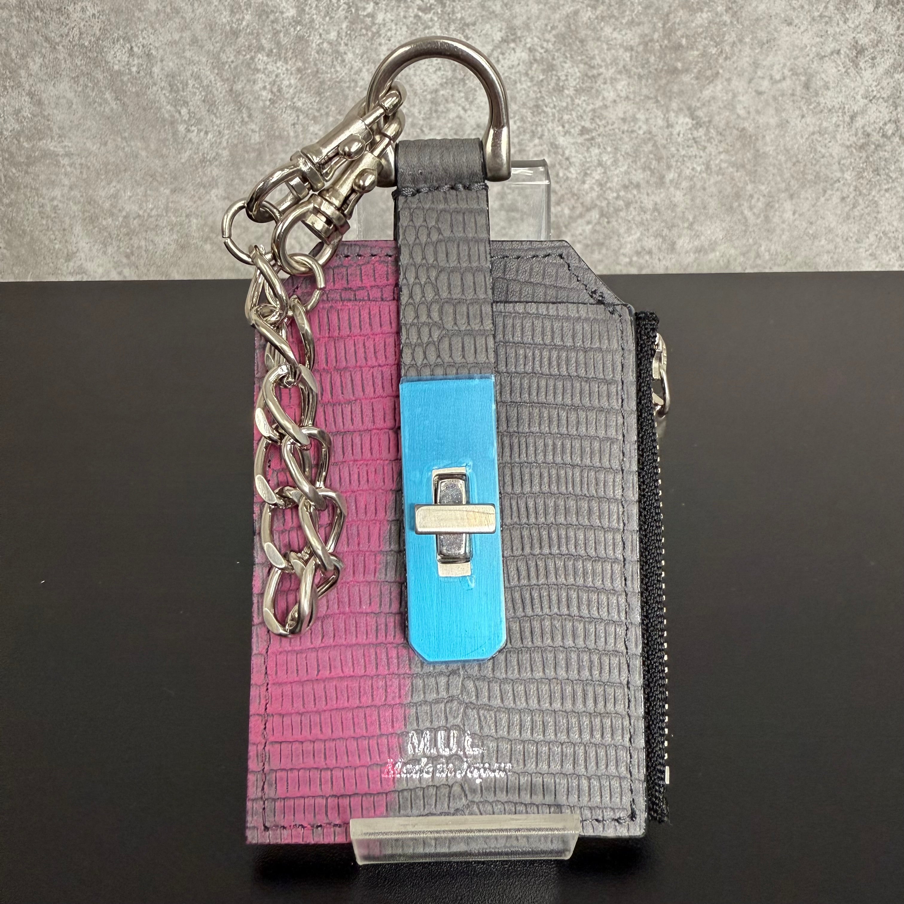【MUL028】チェーンパスケース　‐グレー‐　リザード型押し　シルバー金具　ピンクライン入り　※7/2〜7/12より事務所から順次発送予定