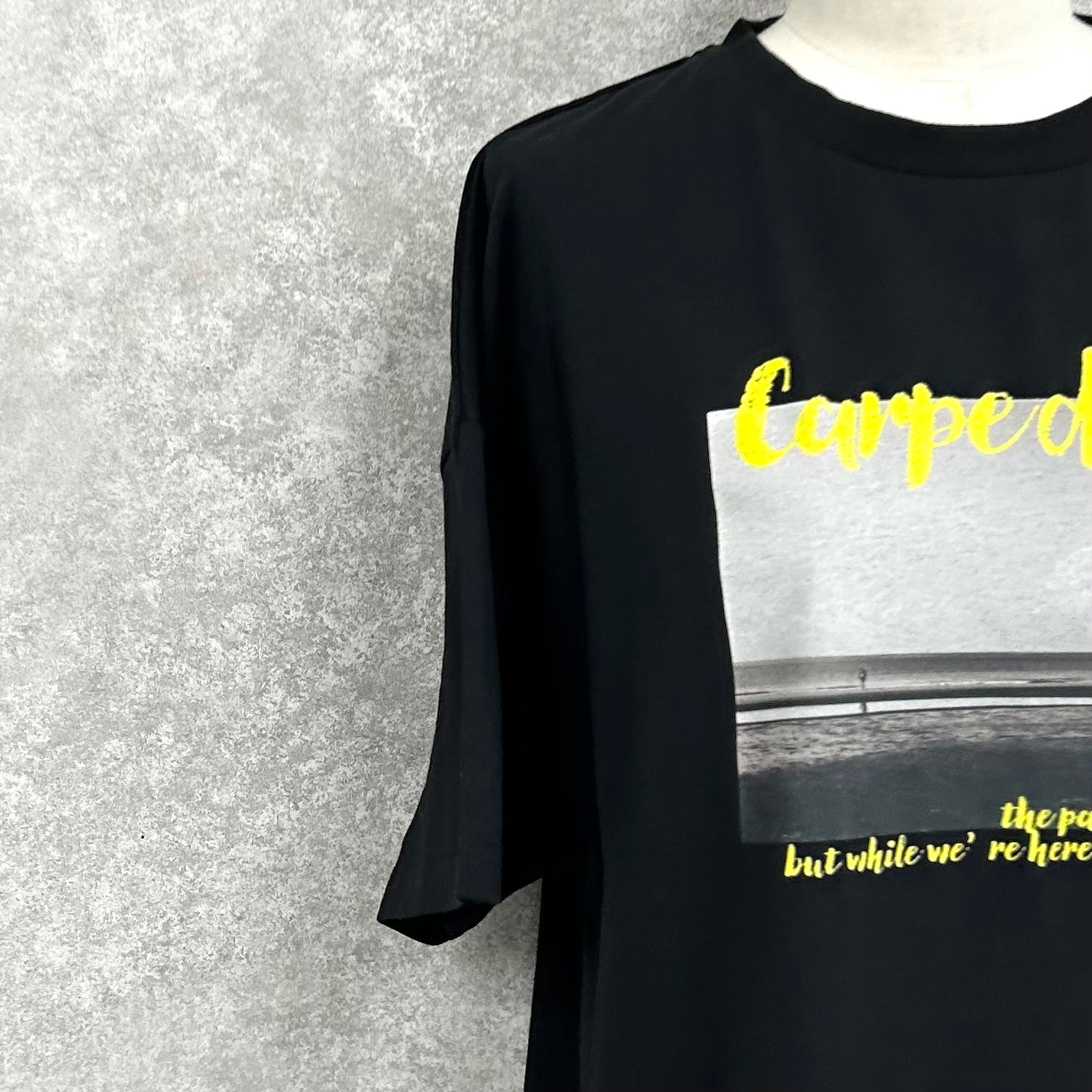 天竺フォトプリント×カラーロゴオーバーサイズTシャツ　-ブラック-　※7/30〜8/5順次発送予定