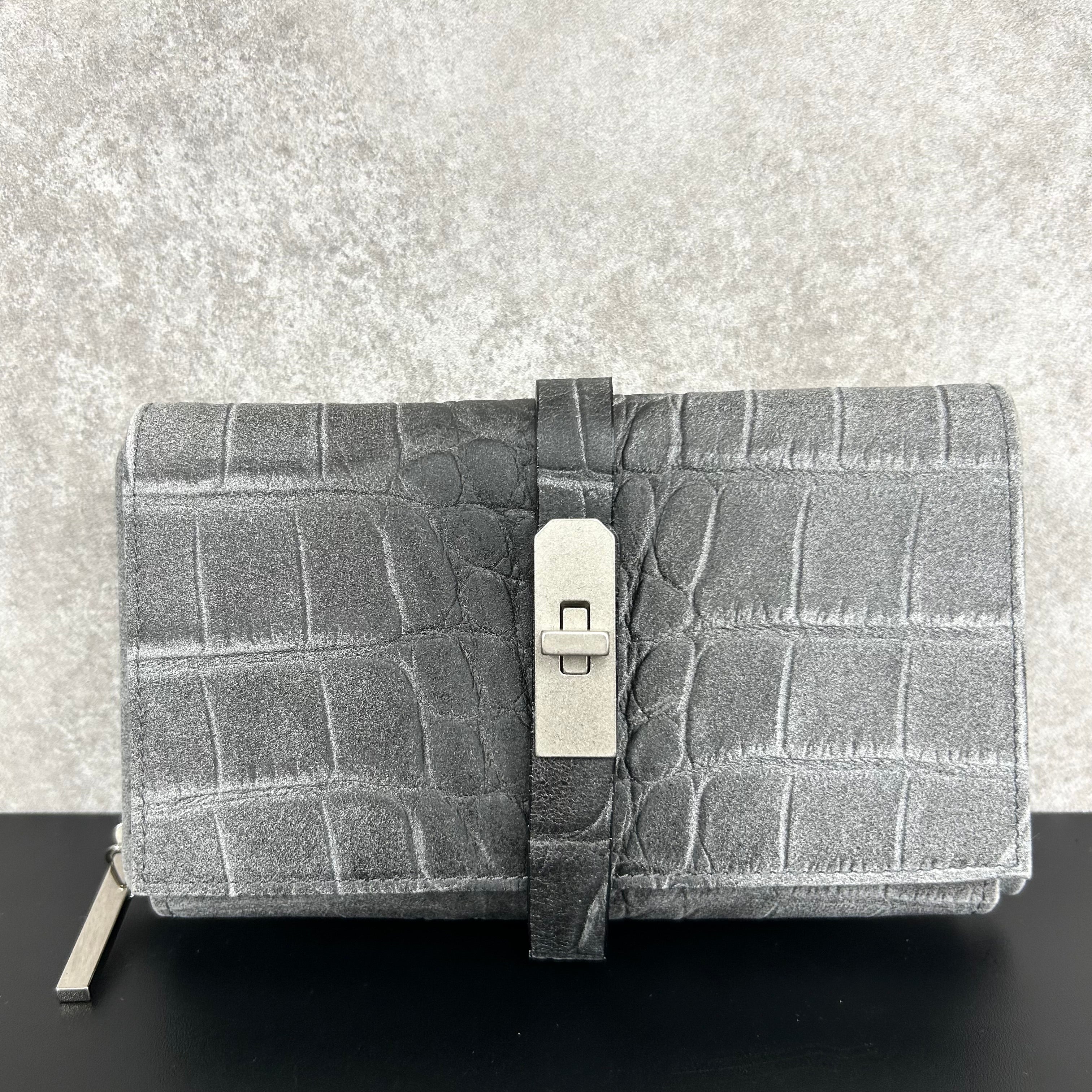 【MUL008】ウォレットショルダー　-ホワイトヌバック汚し加工‐　クロコダイル型押し　レザーショルダー　※7/2〜7/12より事務所から順次発送予定