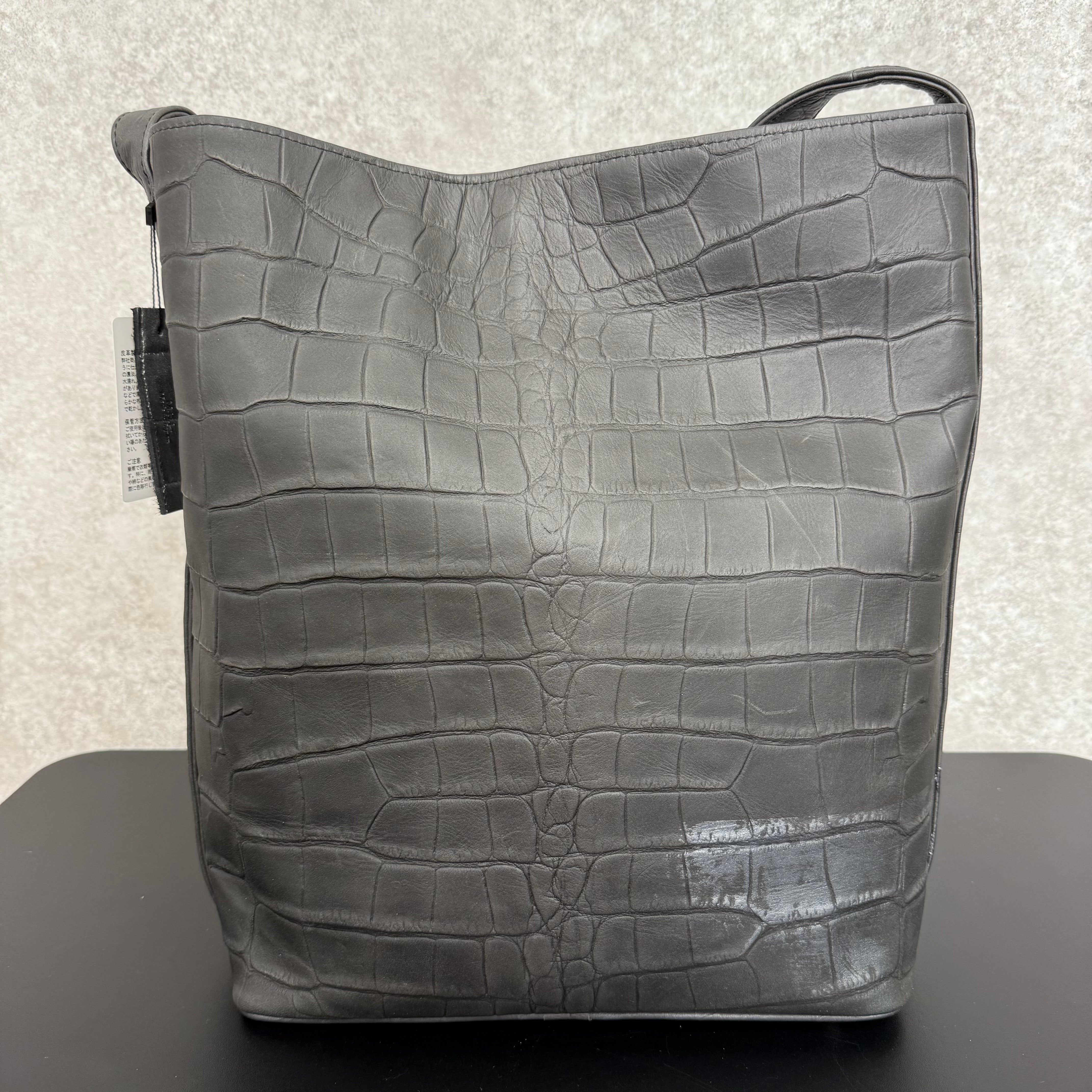 【MUL085】バケットトートM　-スモーキーブラック-　クロコダイル型押し　シルバーライン入り　※7/2〜7/12より事務所から順次発送予定
