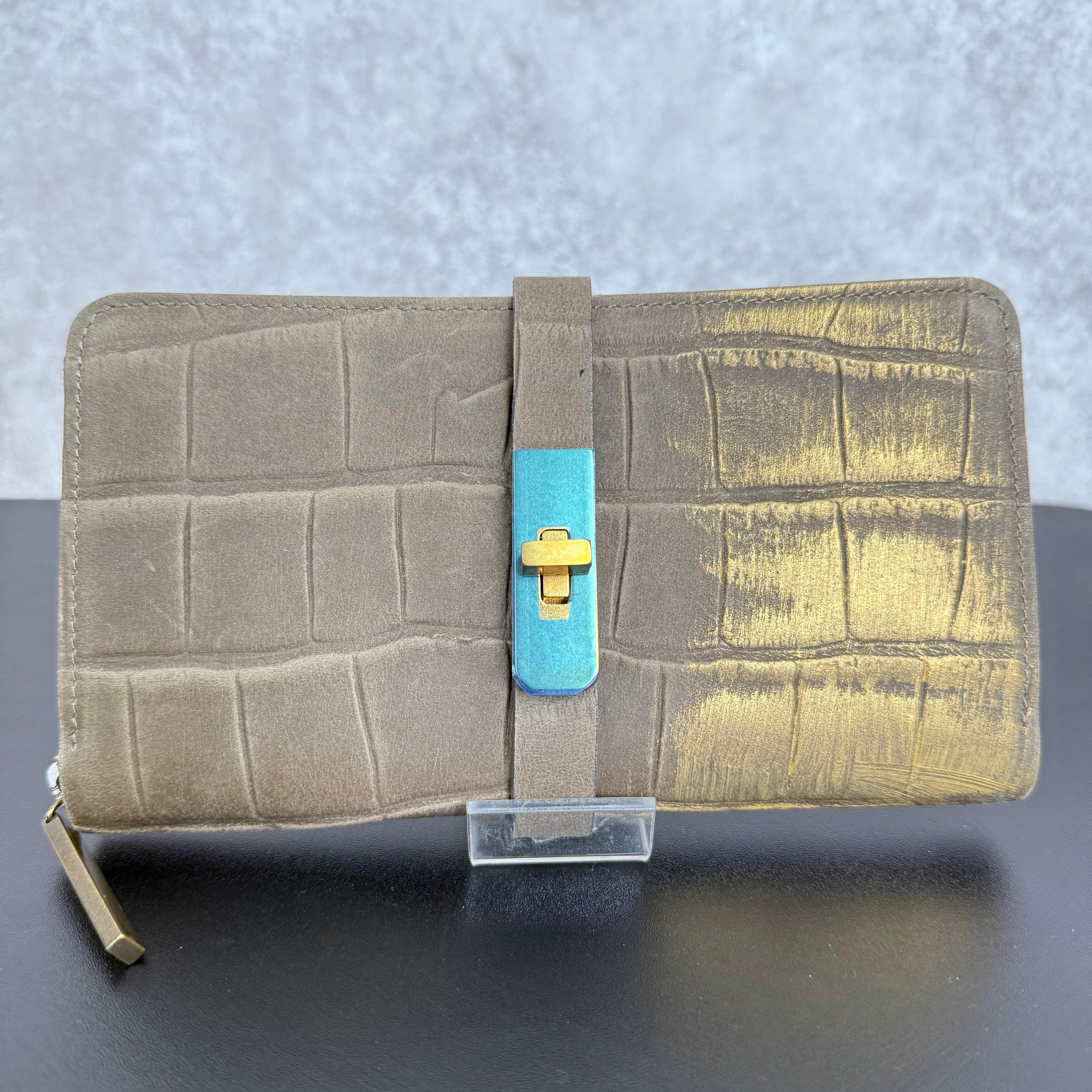 【MUL009】ラウンドロングウォレット　‐カーキ‐　クロコダイル型押し　真鍮金具　ゴールドライン入り　※7/2〜7/12より事務所から順次発送予定