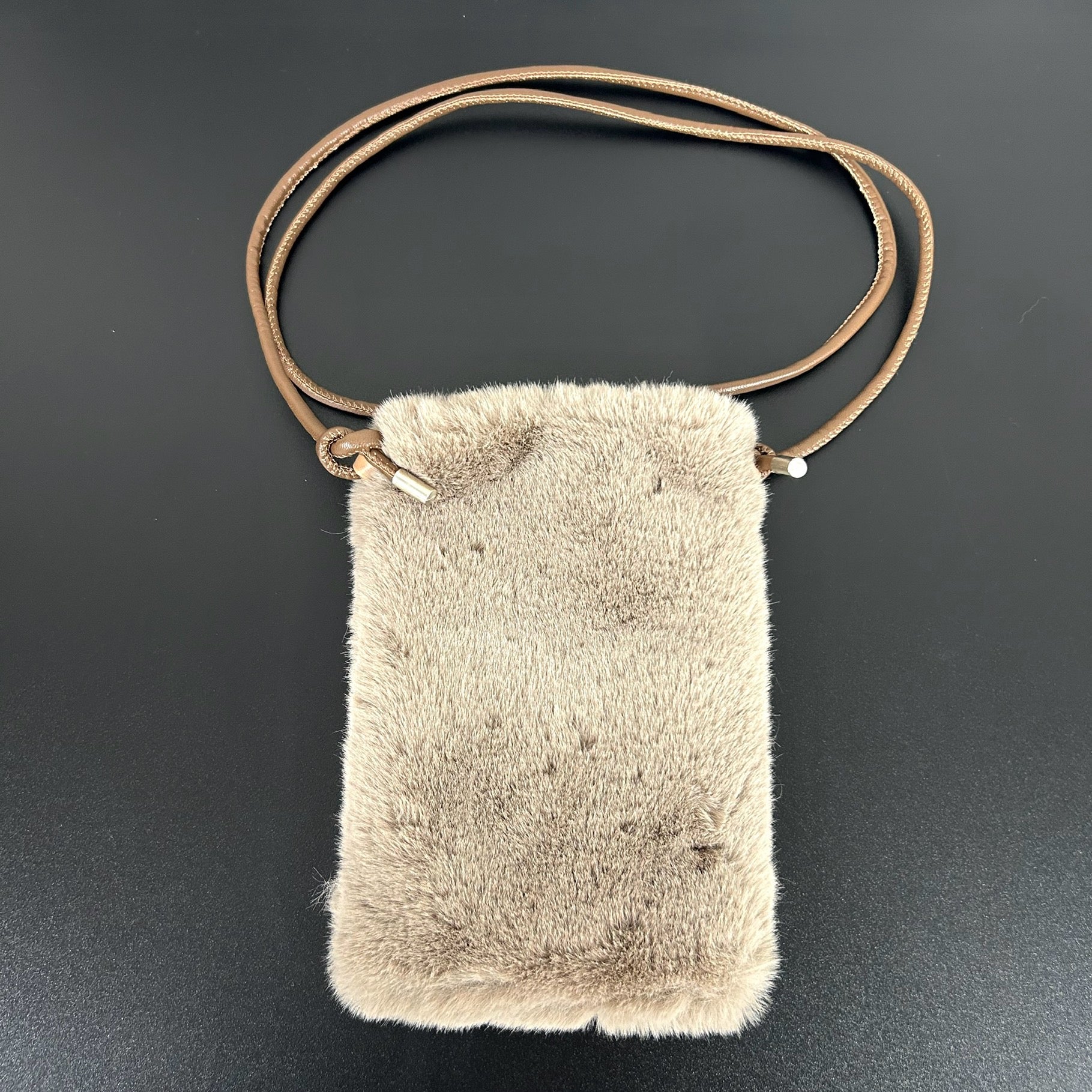 ふわふわファースマホショルダー  -グレージュ-  ※11/12~11/18頃より順次発送