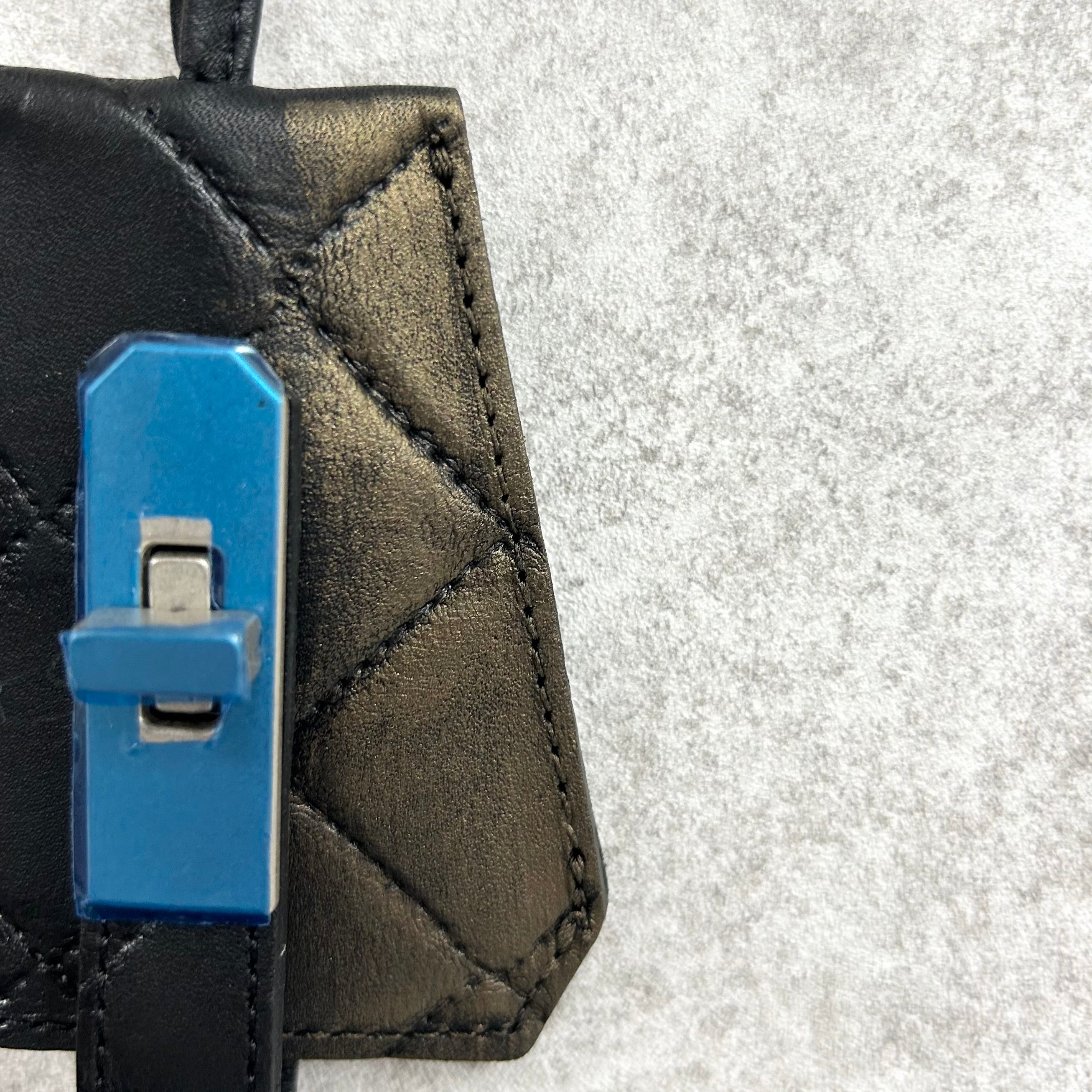 【MUL097-GLD】レザーキーネックレス キルティング型押し　-ブラック-　ゴールドライン入り　※7/2〜7/12より事務所から順次発送予定