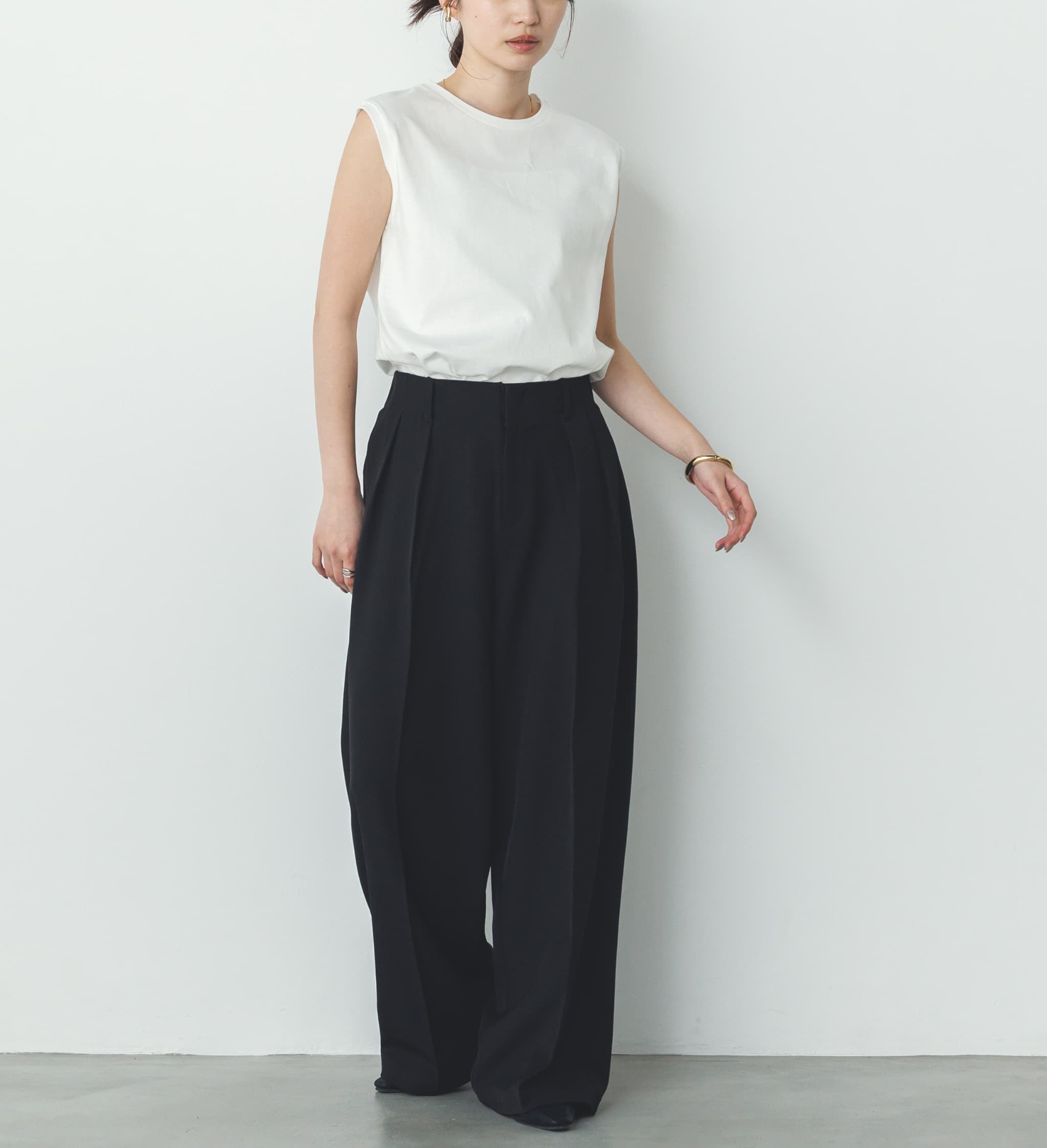 【hunch】汗染み防止加工スリーブレスベーシックプルオーバー　-オフ-　※8/6〜12迄に順次発送予定