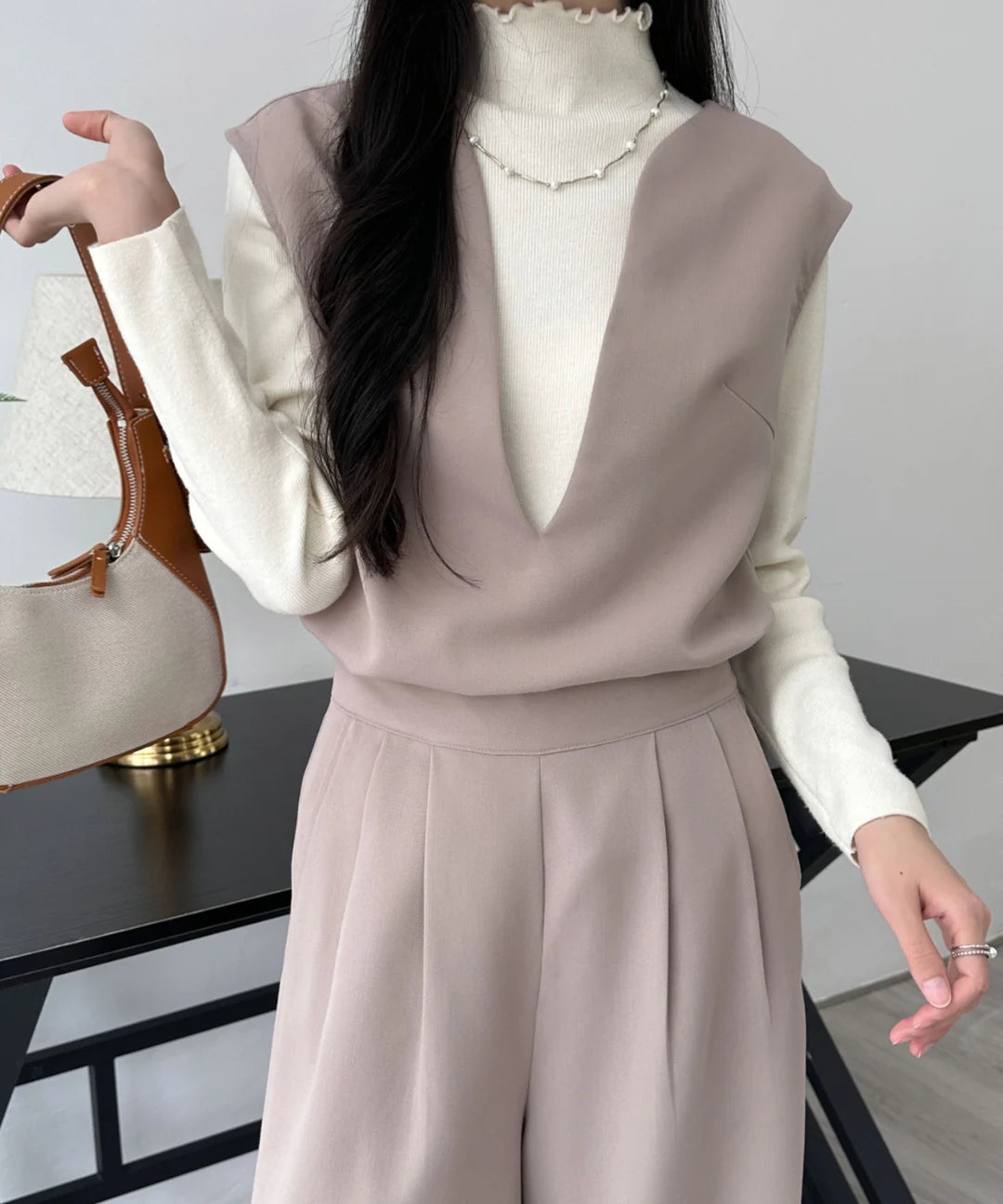 【ABITOKYO】スキッパネックノースリーブブラウス＆ウエストタックセミワイドパンツセットアップ グレイッシュベージュ ※5/28-6/3より順次発送