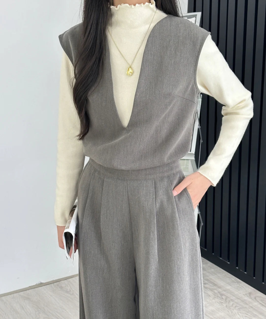 【ABITOKYO】スキッパネックノースリーブブラウス＆ウエストタックセミワイドパンツセットアップ チャコールグレー ※5/28-6/3より順次発送