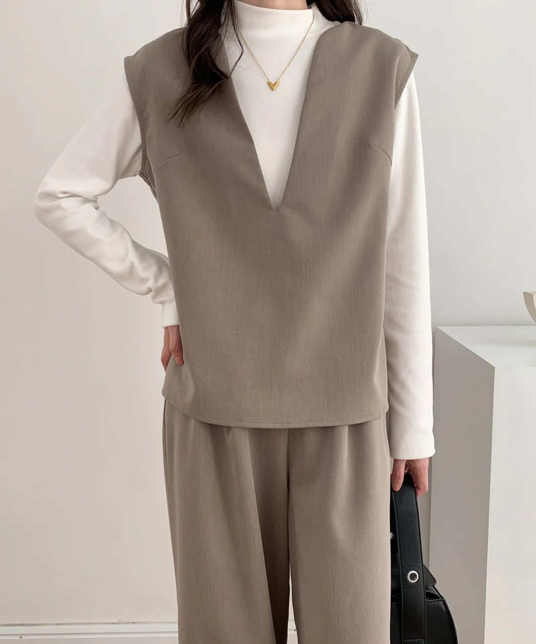 【ABITOKYO】スキッパネックノースリーブブラウス＆ウエストタックセミワイドパンツセットアップ カーキ ※5/28-6/3より順次発送
