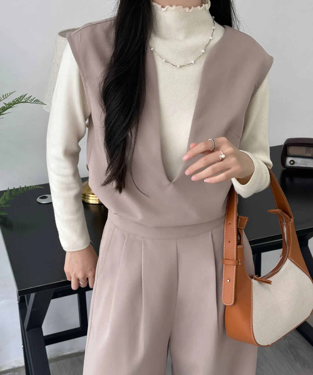 【ABITOKYO】スキッパネックノースリーブブラウス＆ウエストタックセミワイドパンツセットアップ グレイッシュベージュ ※5/28-6/3より順次発送