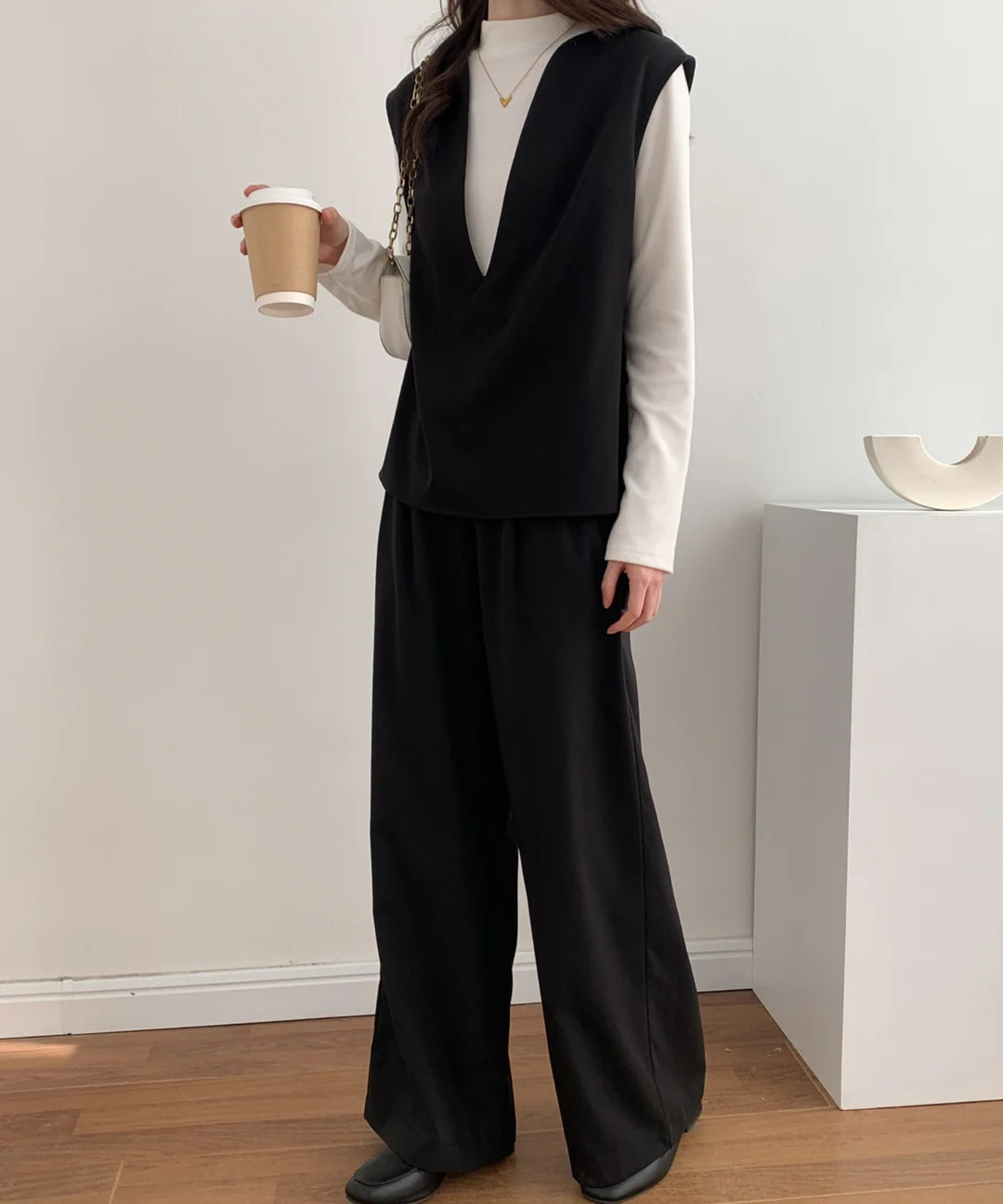 【ABITOKYO】スキッパネックノースリーブブラウス＆ウエストタックセミワイドパンツセットアップ ブラック ※5/28-6/3より順次発送