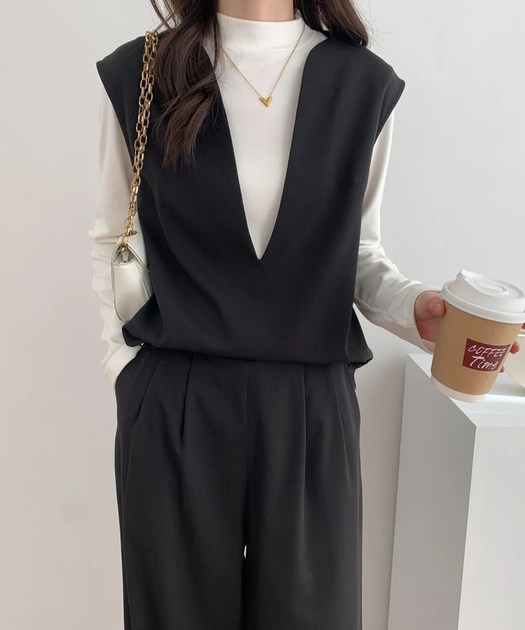 【ABITOKYO】スキッパネックノースリーブブラウス＆ウエストタックセミワイドパンツセットアップ ブラック ※5/28-6/3より順次発送