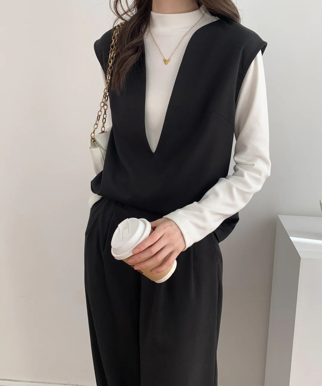 【ABITOKYO】スキッパネックノースリーブブラウス＆ウエストタックセミワイドパンツセットアップ ブラック ※5/28-6/3より順次発送
