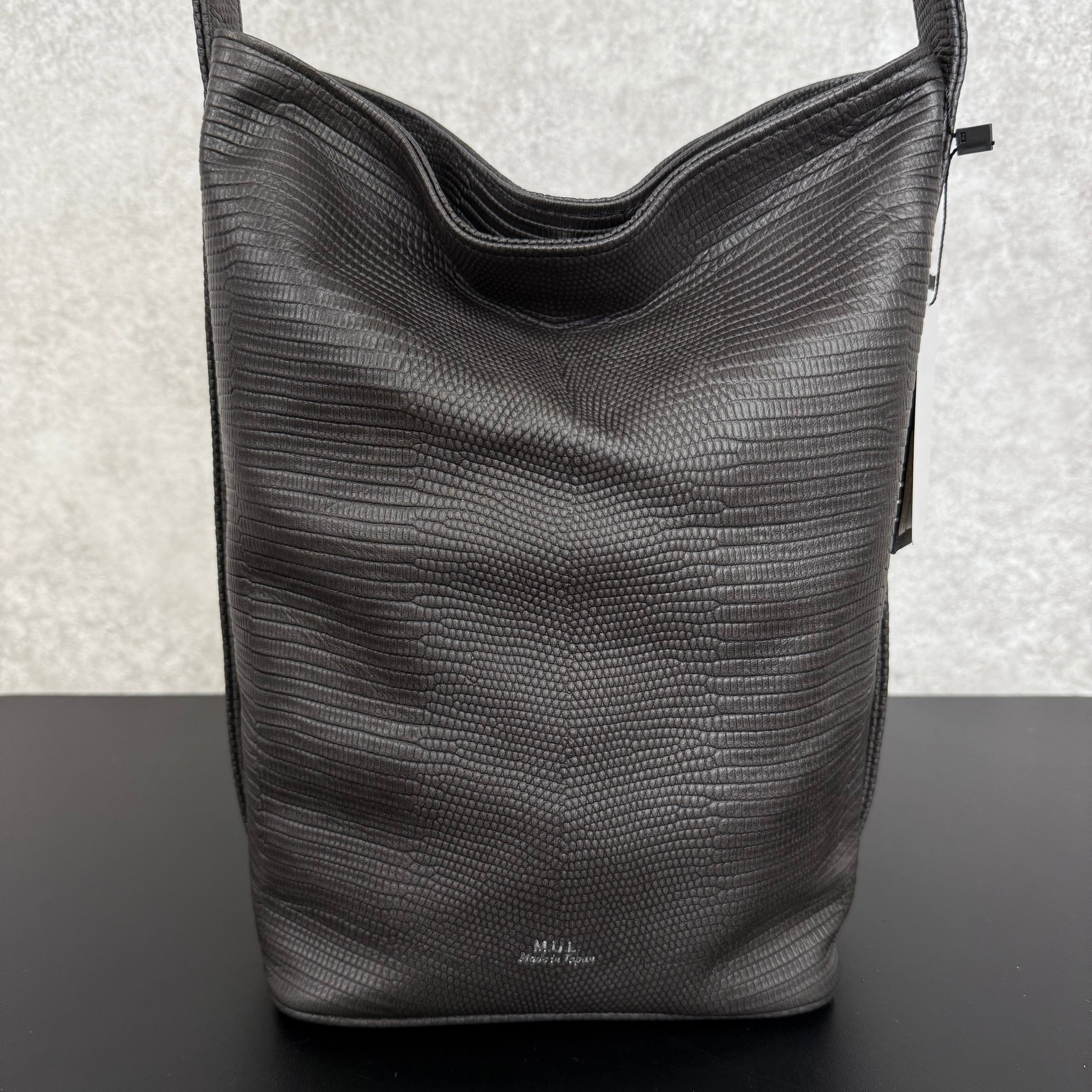 新品 M.U.L バケットトートS　‐スモーキーブラック　リザード型押し 新品 M.U.L バケットトートS ‐スモーキーブラック リザード型押し 和装
