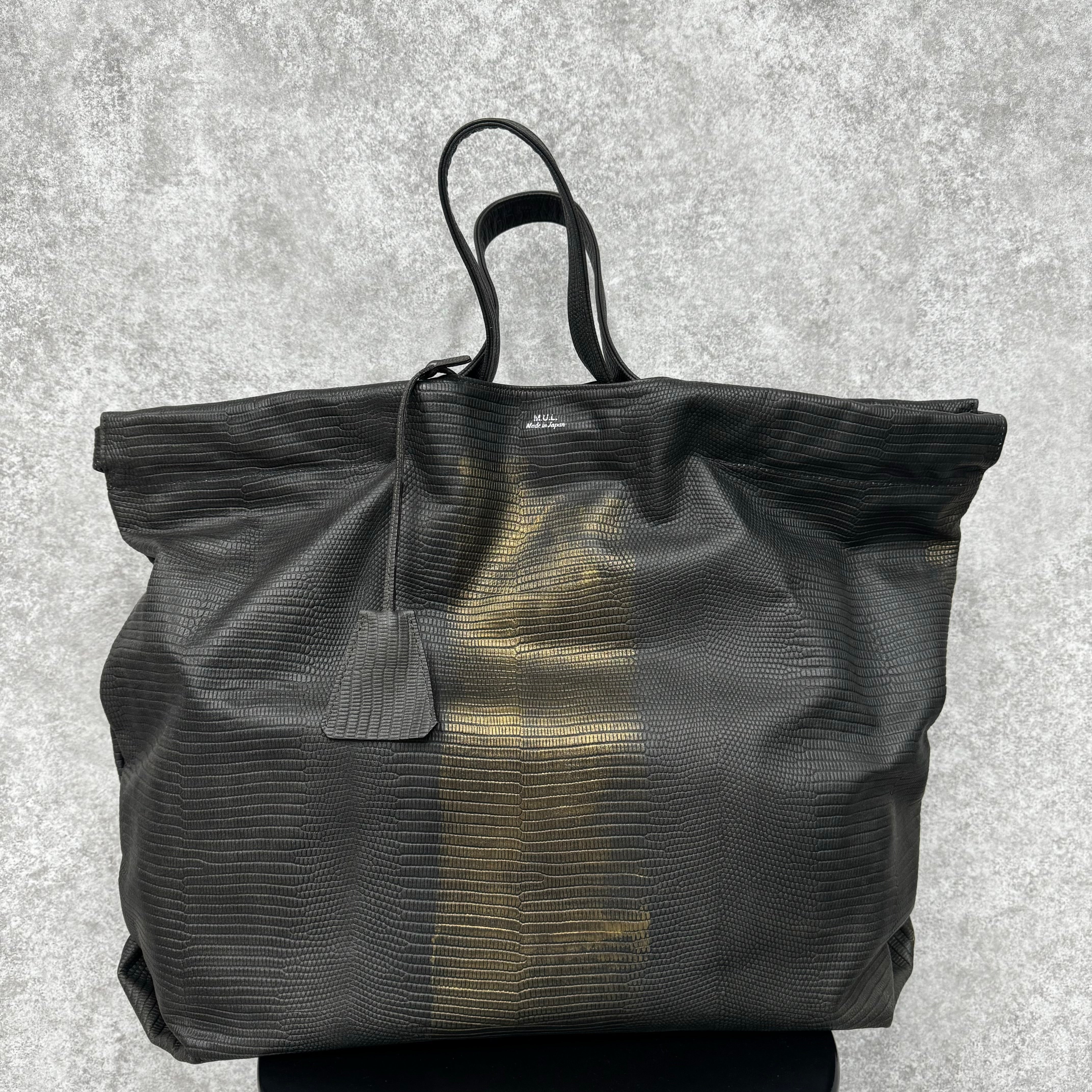 【M.U.L.】ベントトートM 　リザード型押し　ゴールドライン入り 　-スモーキーブラック-  ※12/9〜16より順次発送