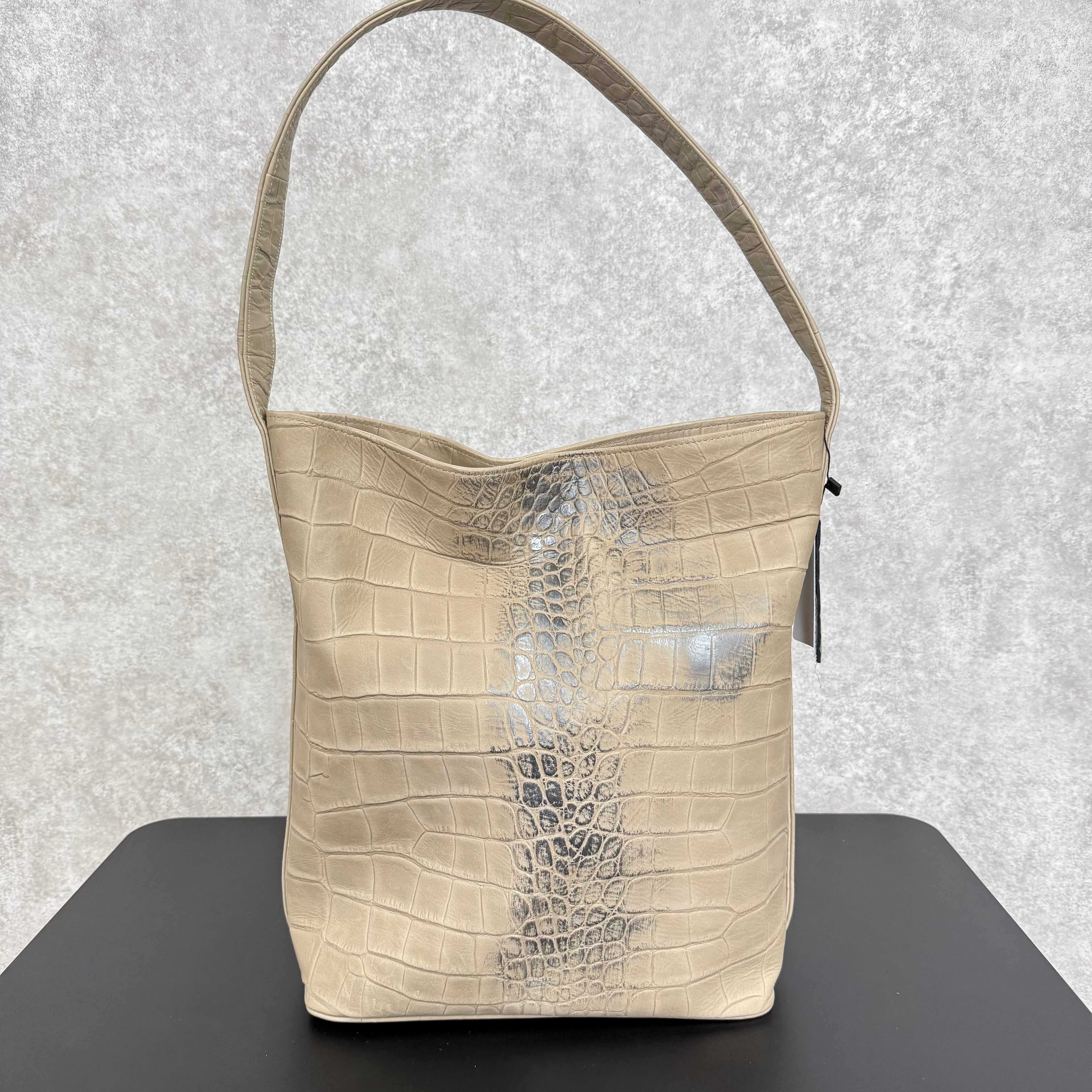 【MUL085】バケットトートM　‐グレージュ-　クロコダイル型押し　シルバーライン入り　※7/2〜7/12より事務所から順次発送予定