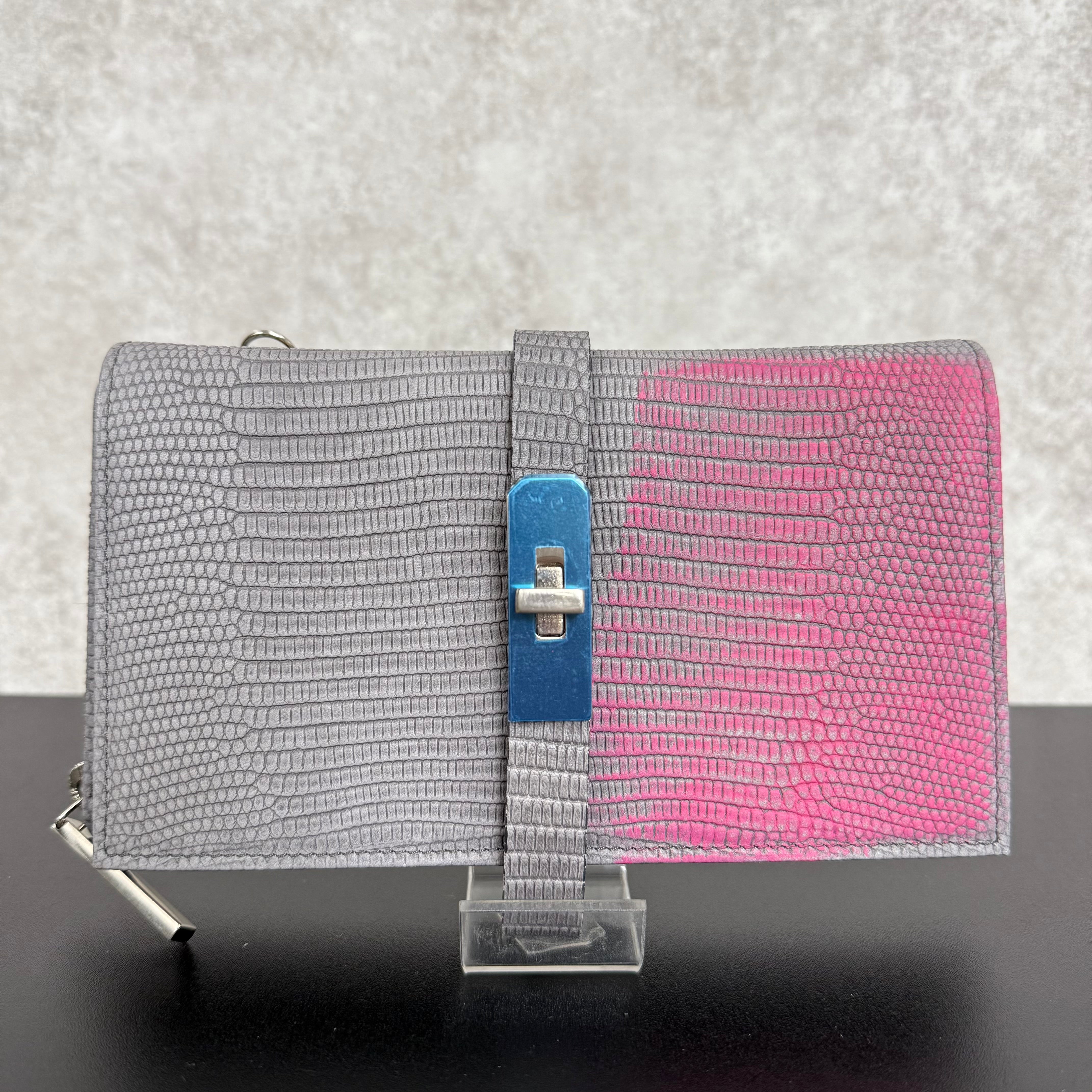 【MUL008】ウォレットショルダー　-グレー‐　リザード型押し　シルバー金具　チェーンショルダー　ピンクライン入り　※7/2〜7/12より事務所から順次発送予定
