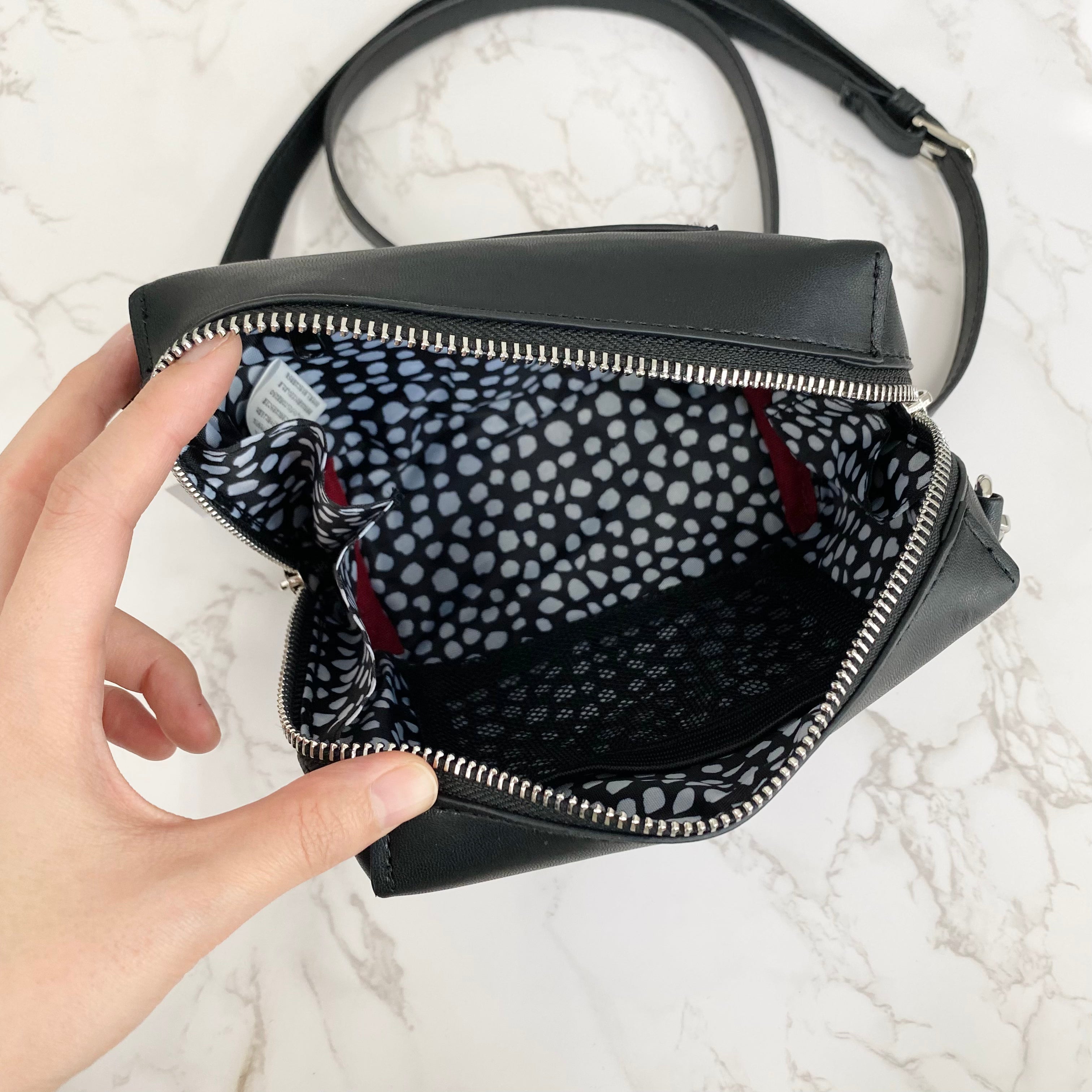 【HAPPYFACE】エマ フェイス刺繡 PUレザーショルダーバッグ ブラック　※3/19~3/25迄に順次配送予定