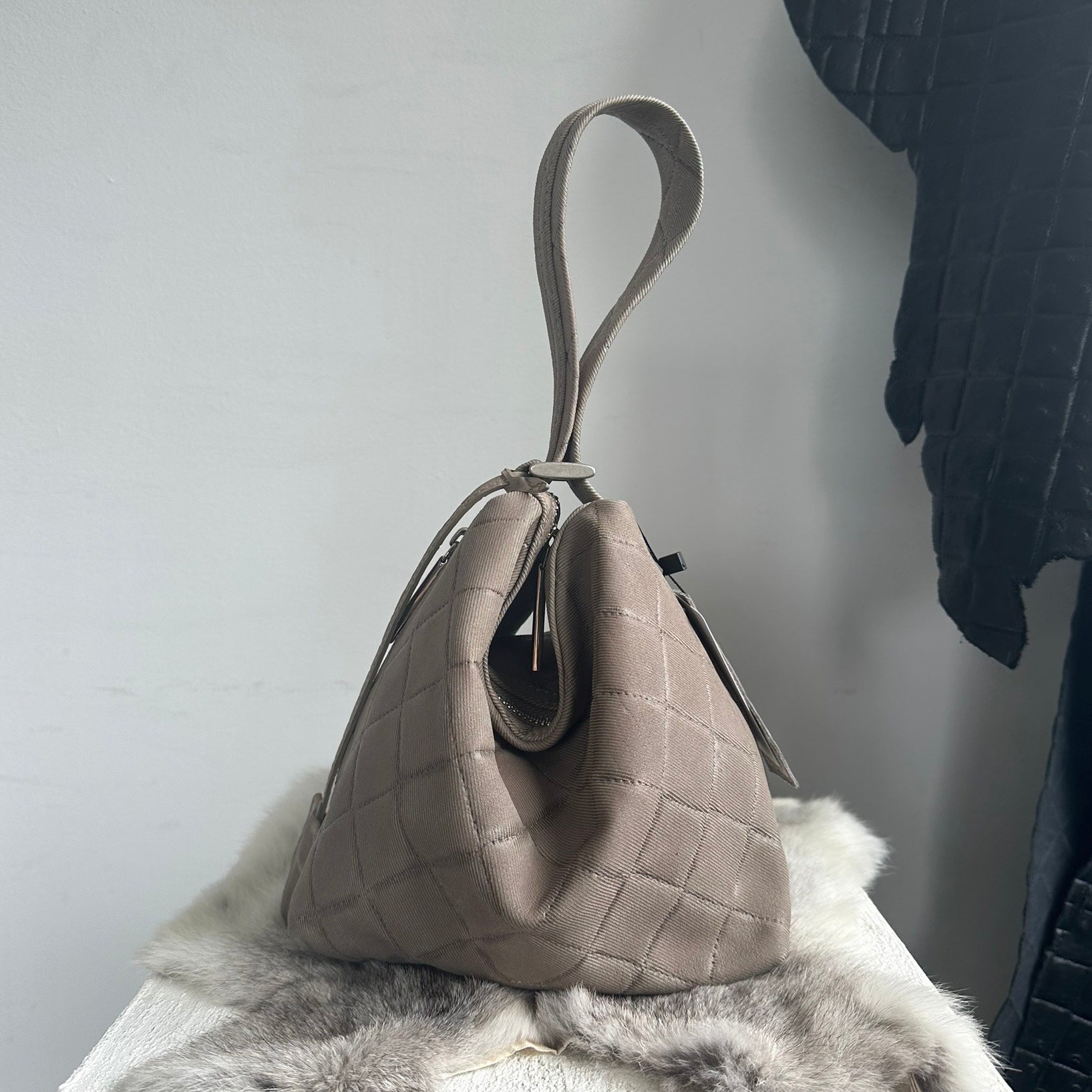 【1】イニシャル刻印対象　drop 2way S  デニムキルティンググレージュストラップ付き ※2週間前後より順次発送