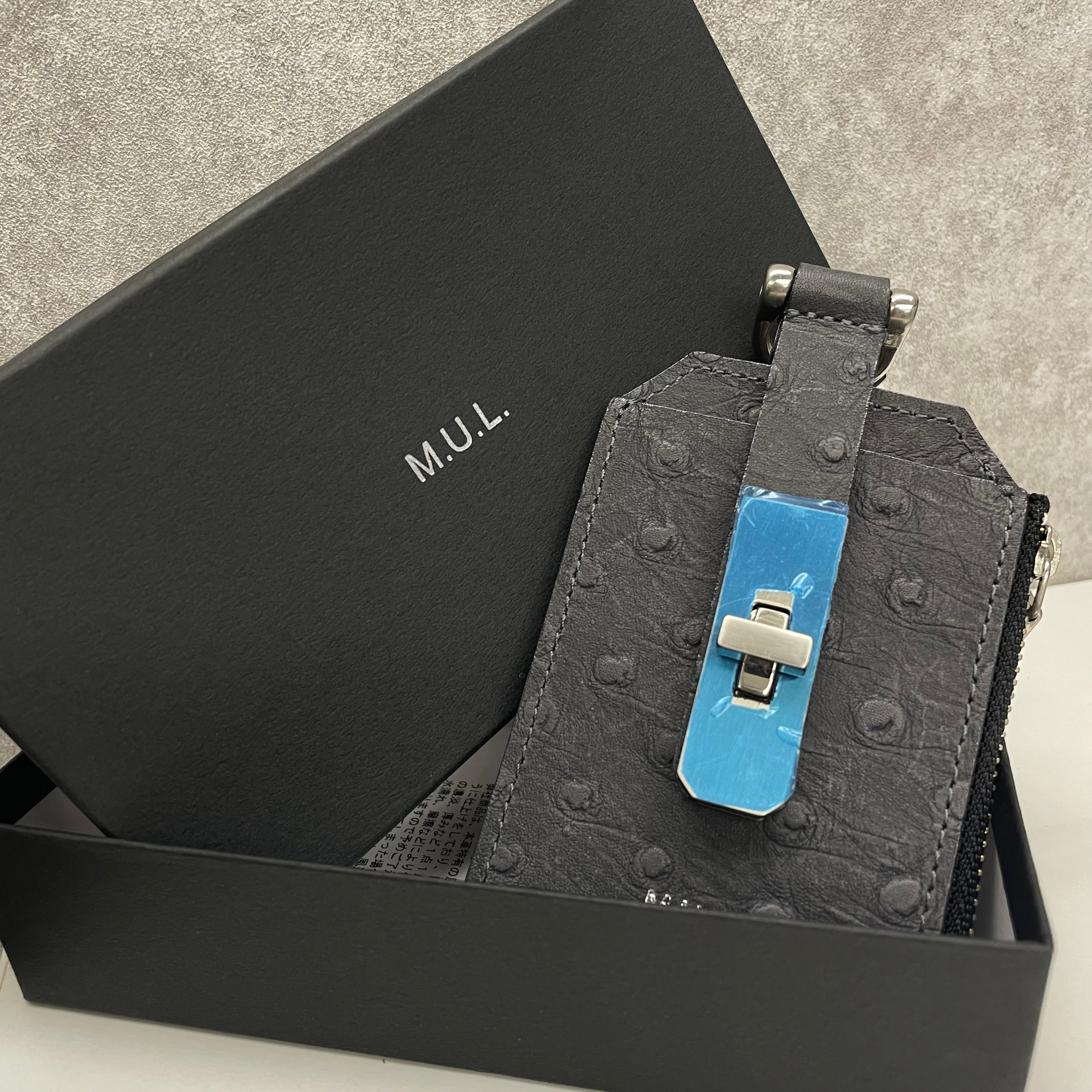 【M.U.L.】チェーンパスケース　ダークグレー　オーストリッチ型押し　※即日配送