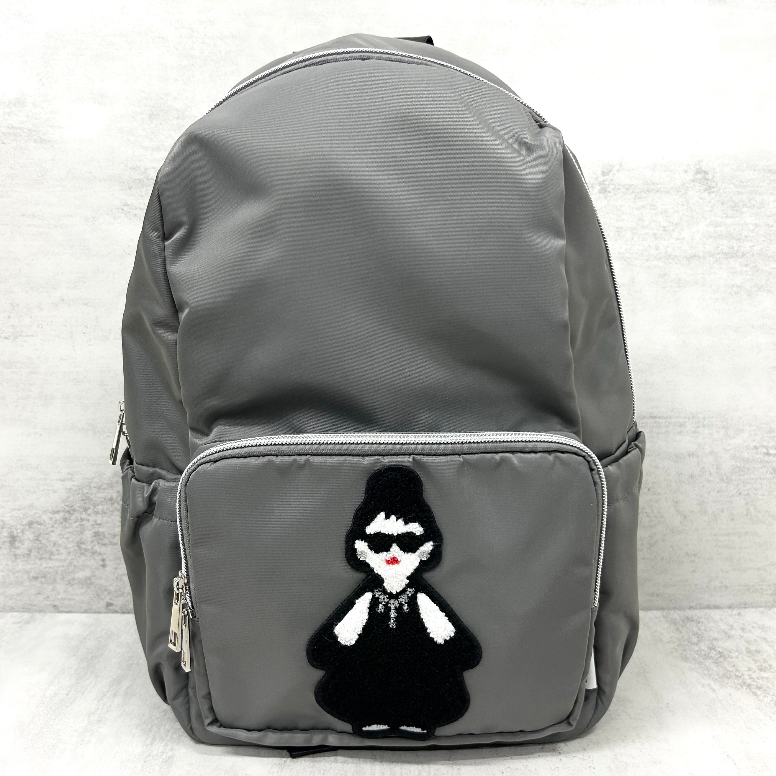 【HAPPYFACE】エマ モコモコ刺繍ラウンドリュック　グレー　※10/22〜28より順次配送