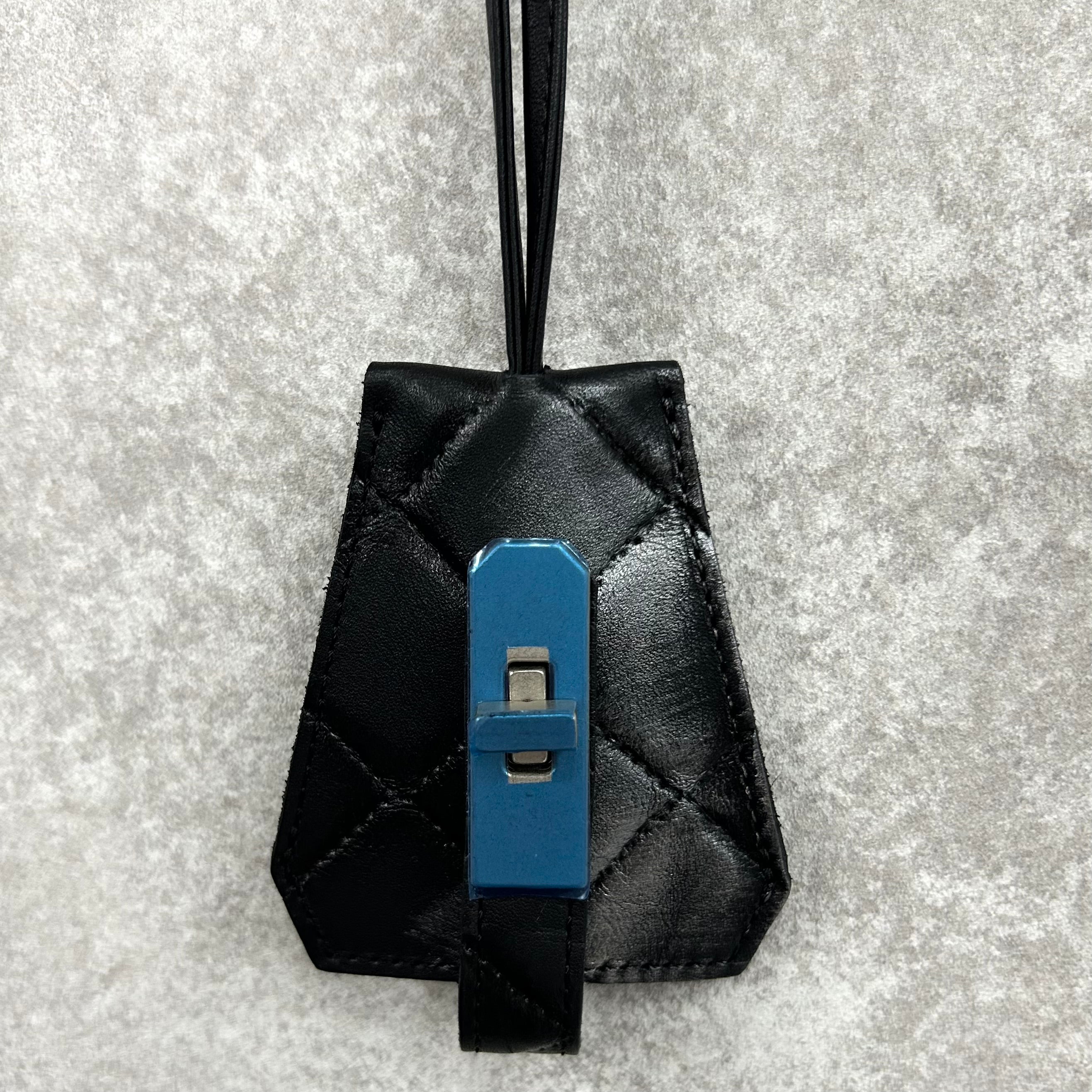 【MUL097-SLV】レザーキーネックレス キルティング型押し　-ブラック-　シルバーライン入り　※7/2〜7/12より事務所から順次発送予定