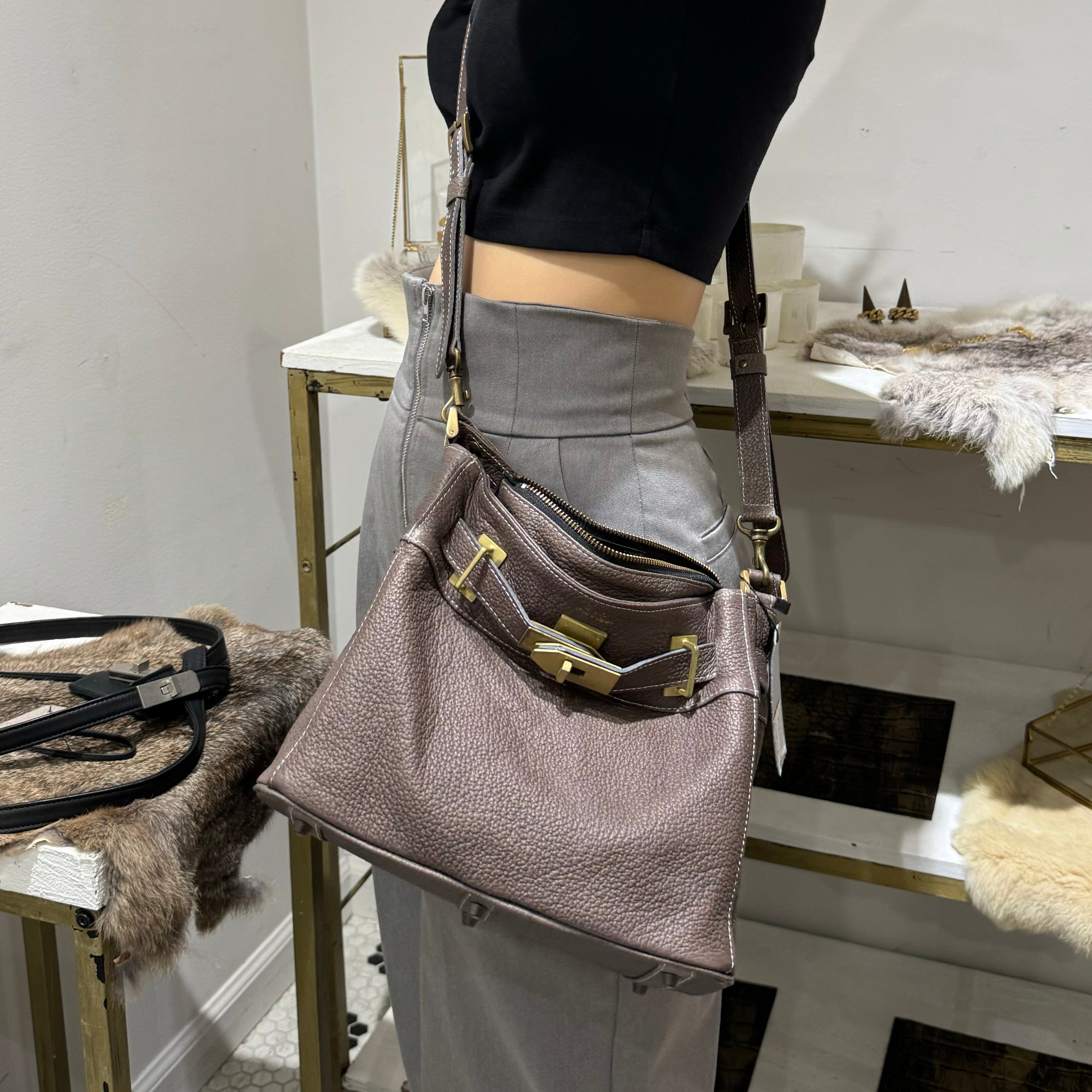 ⚠️予約【M.U.L.】ワンハンドル2wayショルダー　シボ型押し　マットゴールド金具　 -ダークグレージュ-  ※キーストラップは別売りになります。　※R7. 6月末納品予定