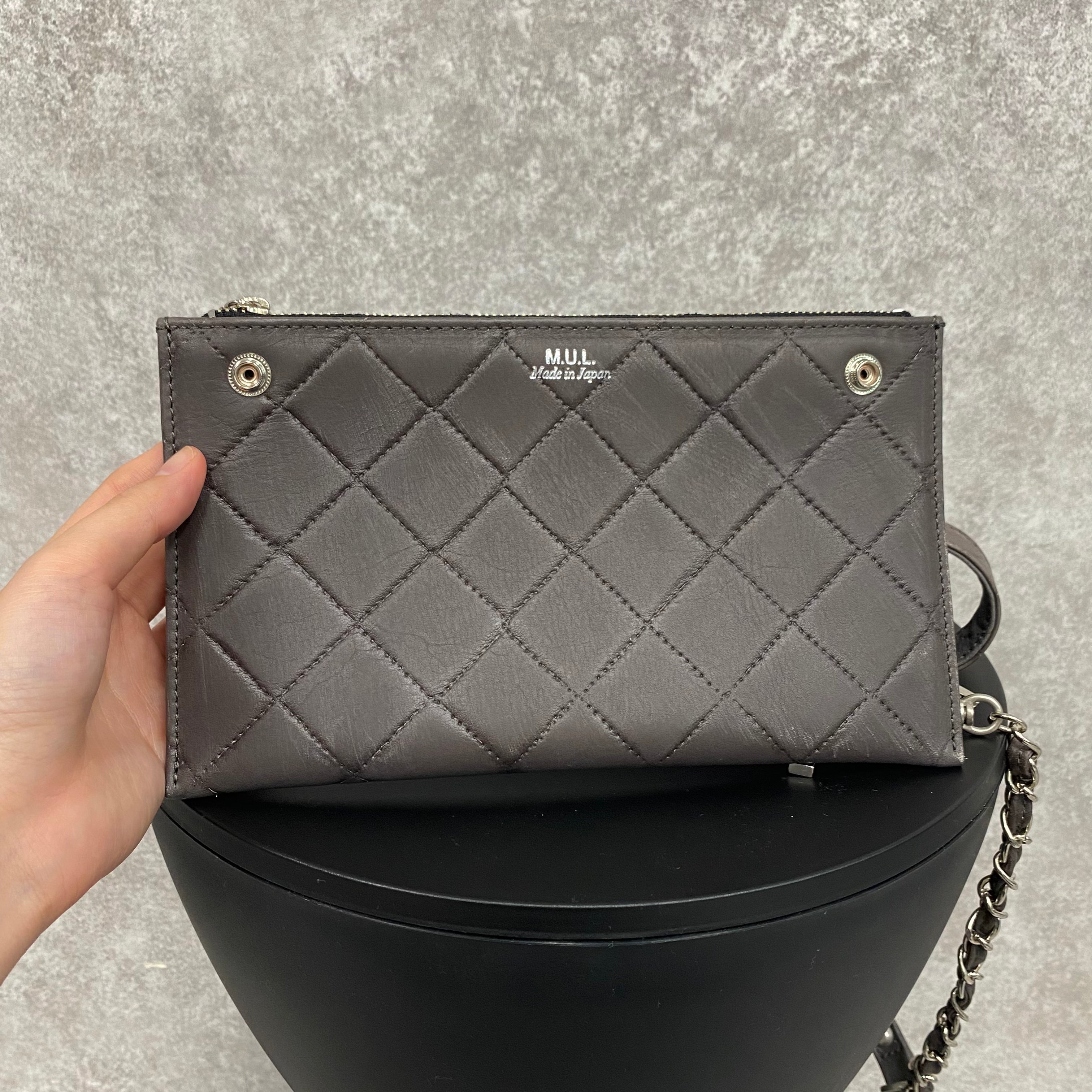 【MUL105-SL-3】レイヤードウォレットショルダー キルティング型押し(グレー) シルバーライン(右)　※10/29〜11/2より順次配送