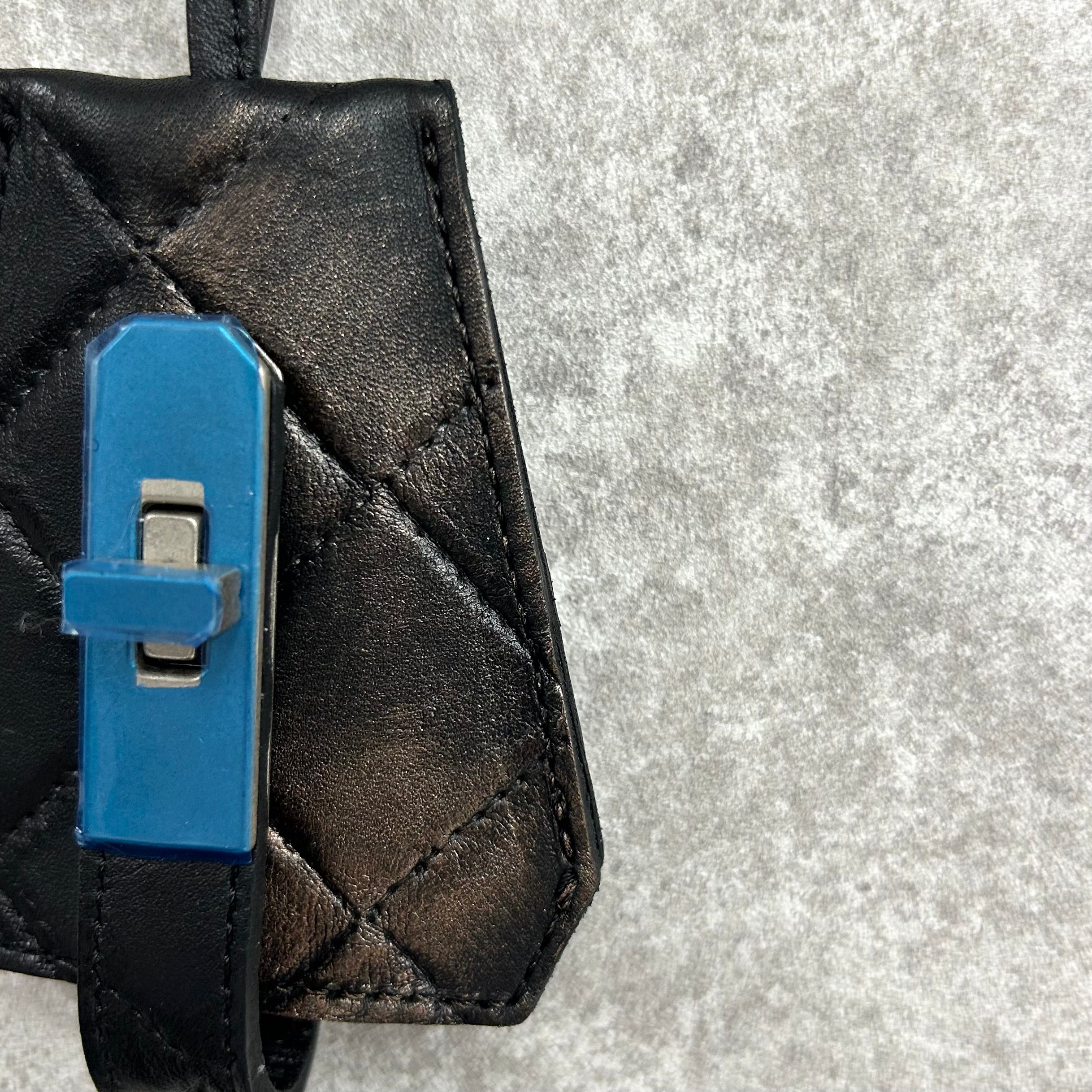 【MUL097-BRO】レザーキーネックレス キルティング型押し　-ブラック-　ブロンズライン入り　※7/2〜7/12より事務所から順次発送予定