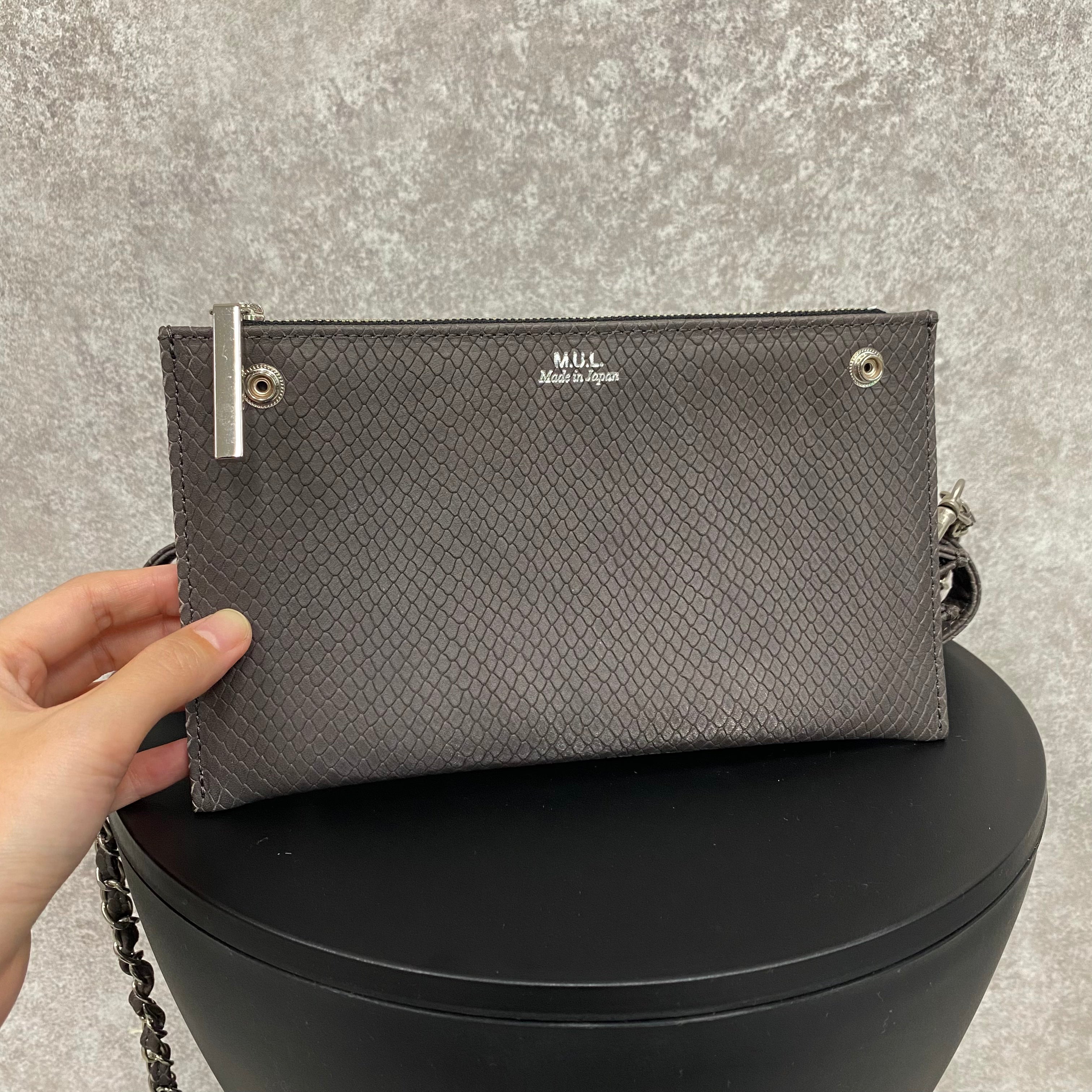 【MUL105-SL-2】レイヤードウォレットショルダー リザード型押し(グレー) シルバーライン(太)　※10/29〜11/2より順次配送