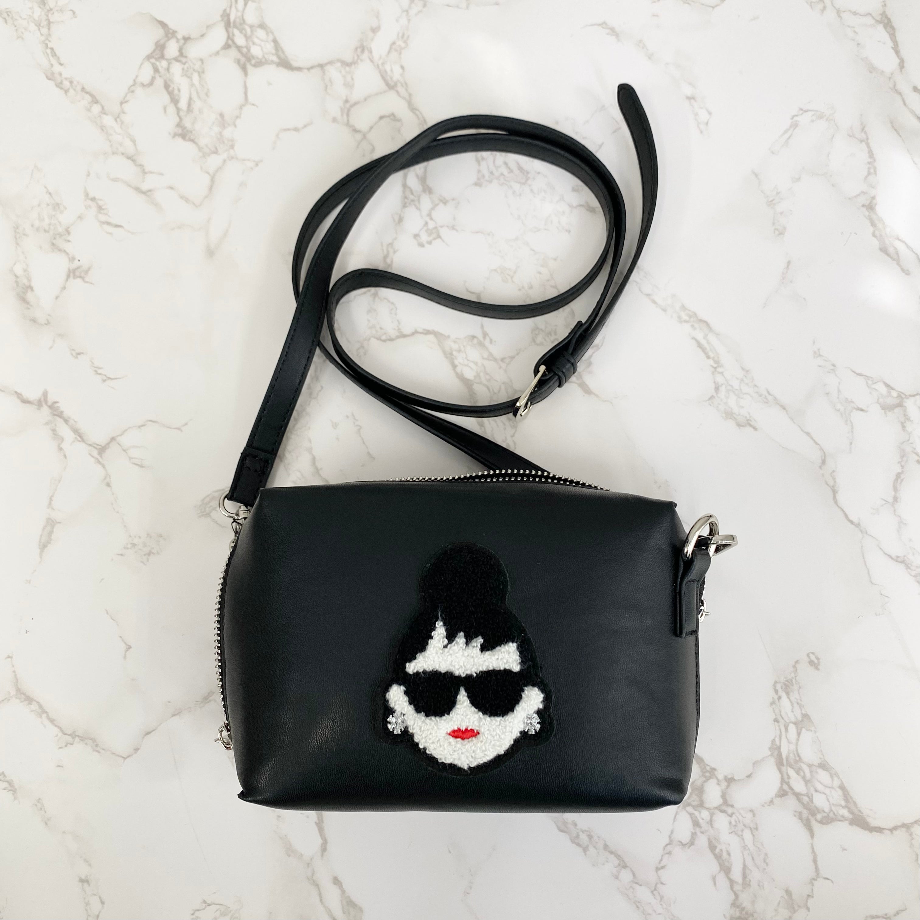 【HAPPYFACE】エマ フェイス刺繡 PUレザーショルダーバッグ ブラック　※3/19~3/25迄に順次配送予定