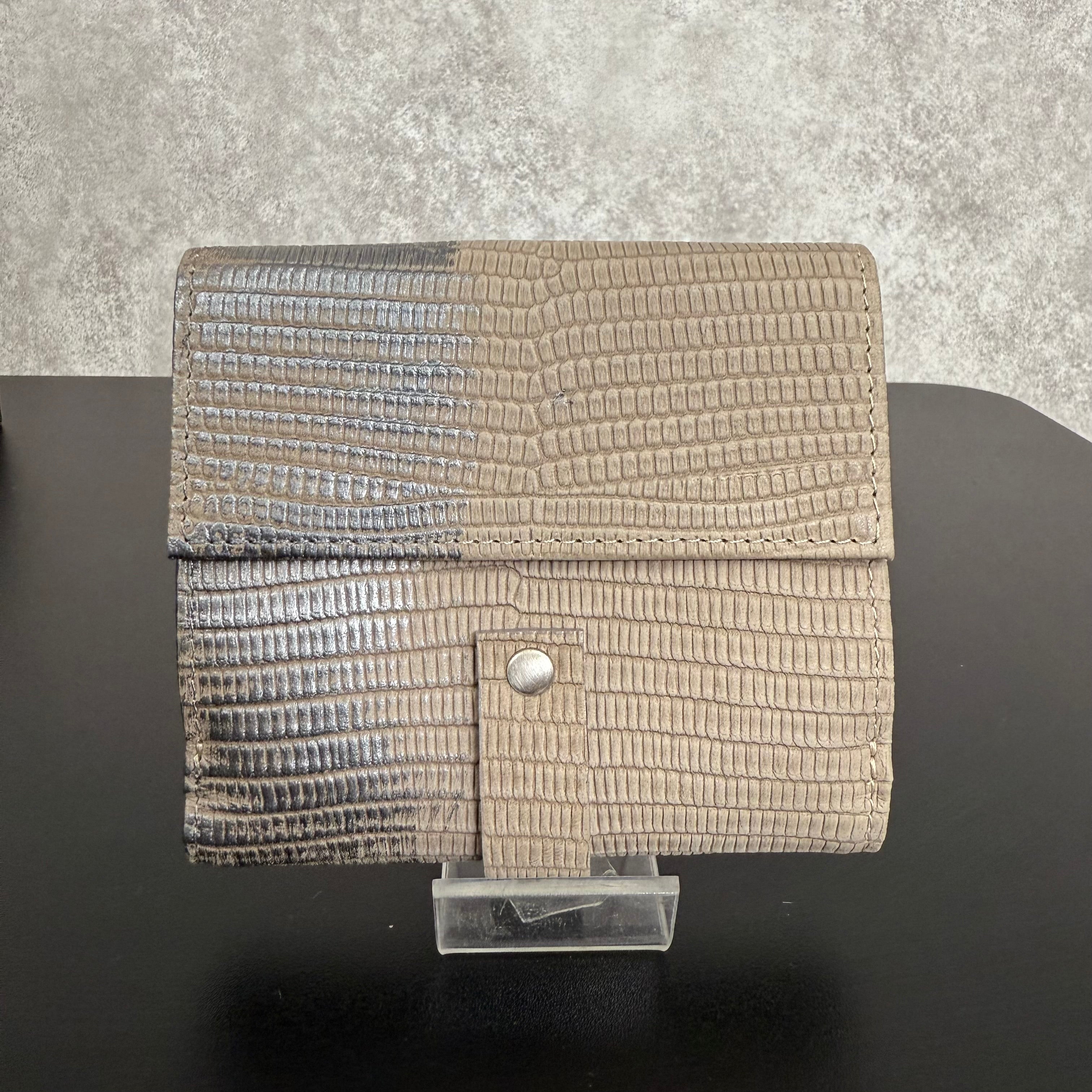 【MUL124】ミニウォレット　‐グレージュ‐　リザード型押し　シルバー金具　シルバーライン入り　※7/2〜7/12より事務所から順次発送予定