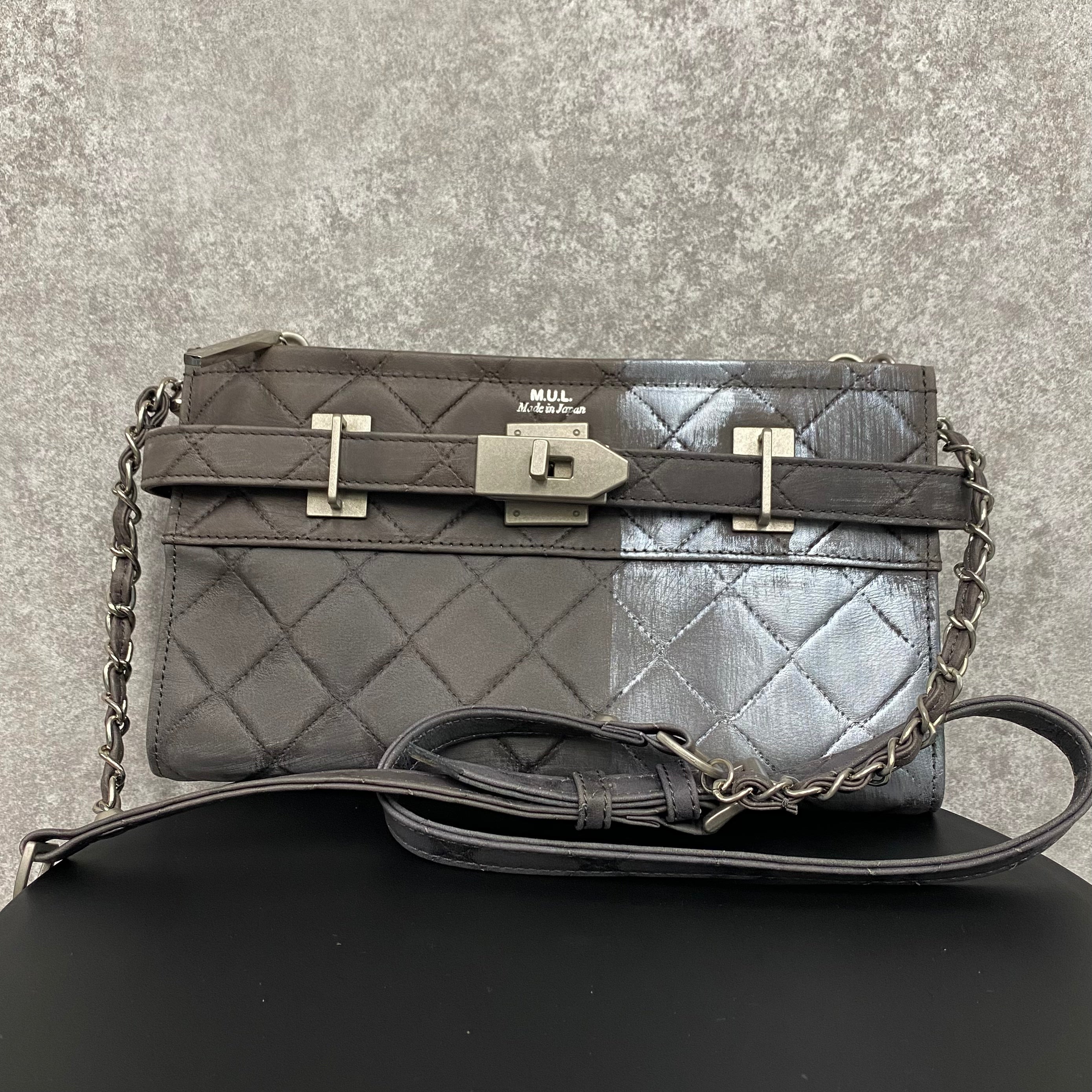 【MUL105-SL-3】レイヤードウォレットショルダー キルティング型押し(グレー) シルバーライン(右)　※10/29〜11/2より順次配送