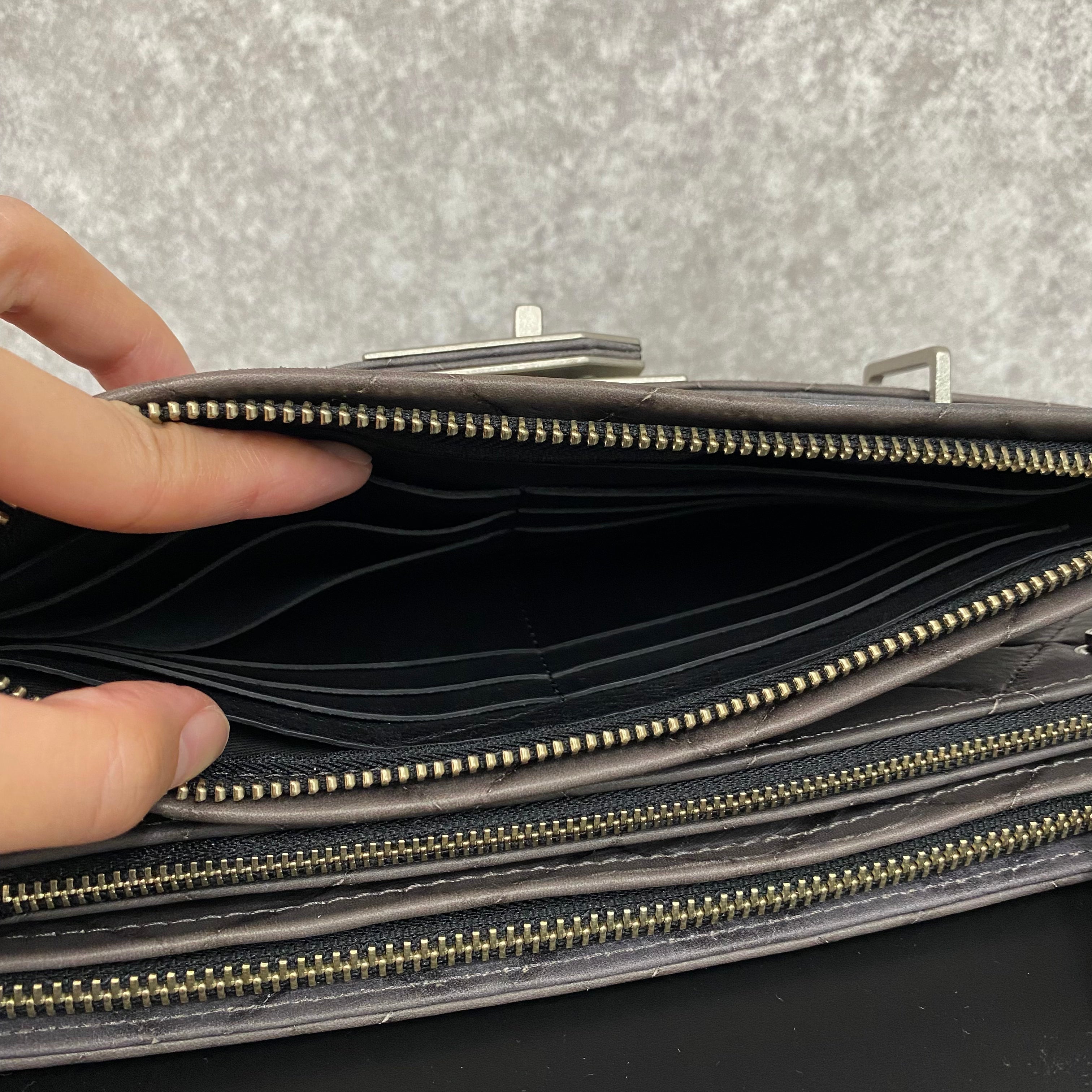 【MUL105-SL-3】レイヤードウォレットショルダー キルティング型押し(グレー) シルバーライン(右)　※10/29〜11/2より順次配送