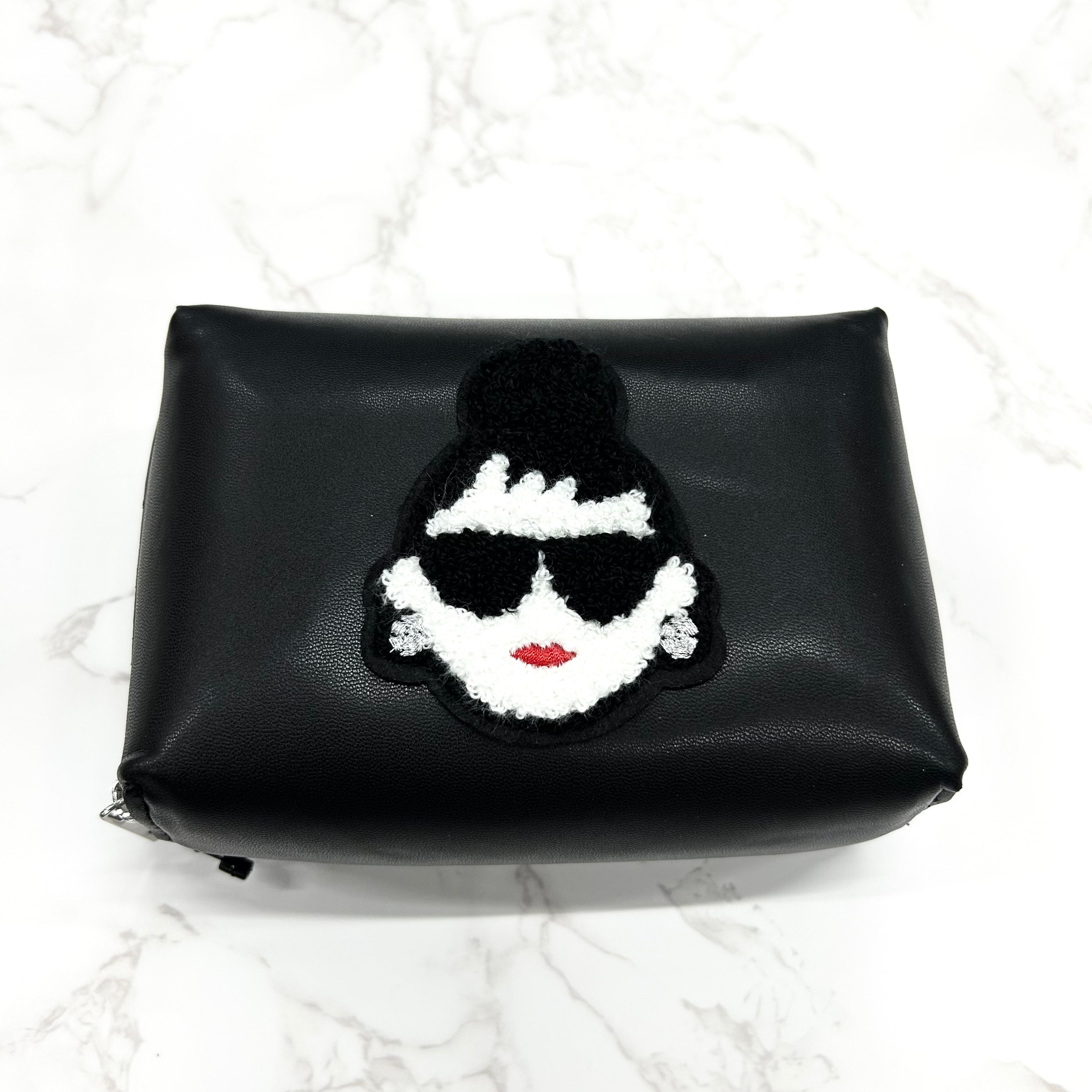 【HAPPYFACE】ＥＭＭＡ フェイス刺繡レザーポーチ ブラック　※7/30〜8/5迄に順次発送予定