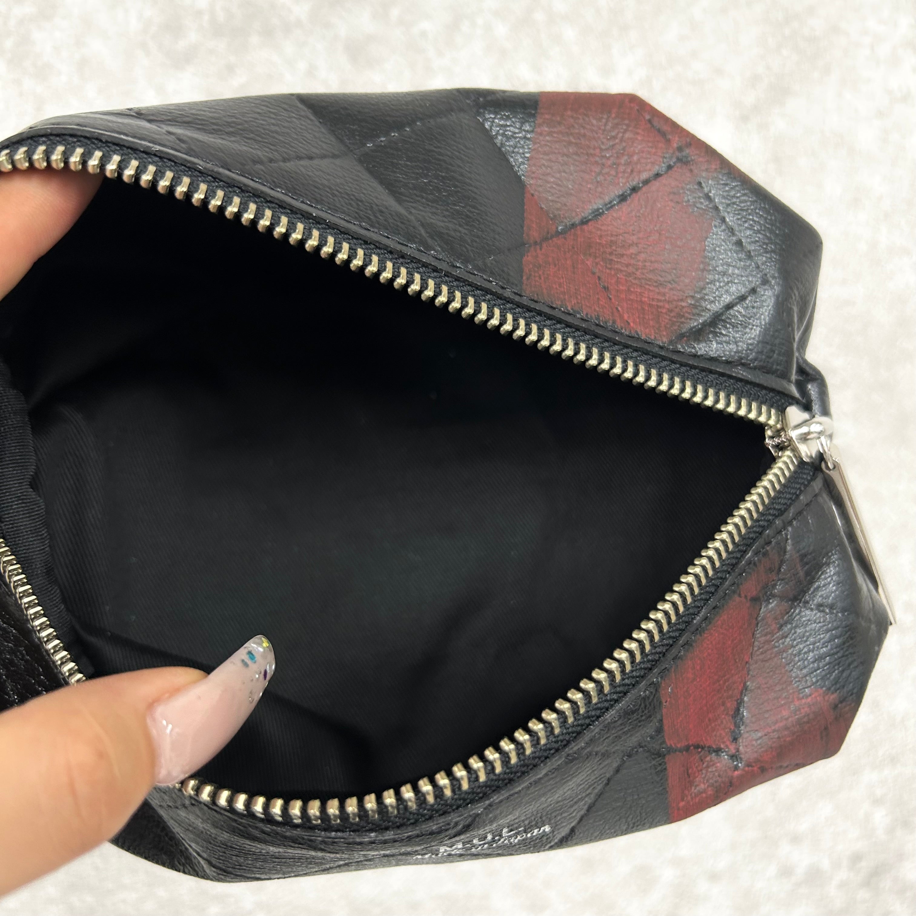 【MUL109-RED】レザーポーチ ソフトレザーキルティング(ブラック) レッドライン　※7/2〜7/12より事務所から順次発送予定