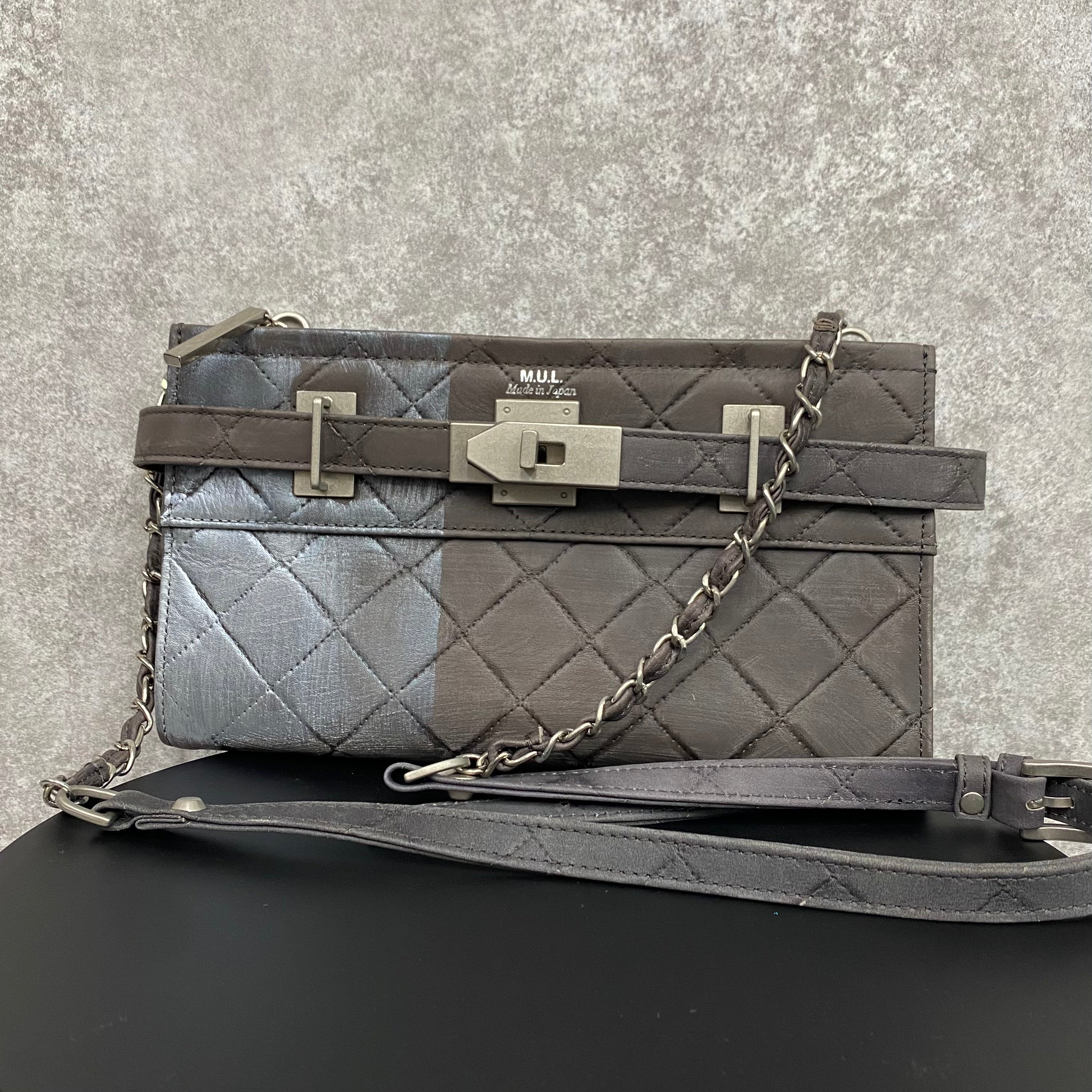 【MUL105-SL-4】レイヤードウォレットショルダー キルティング型押し(グレー) シルバーライン(左)　※10/29〜11/2より順次配送