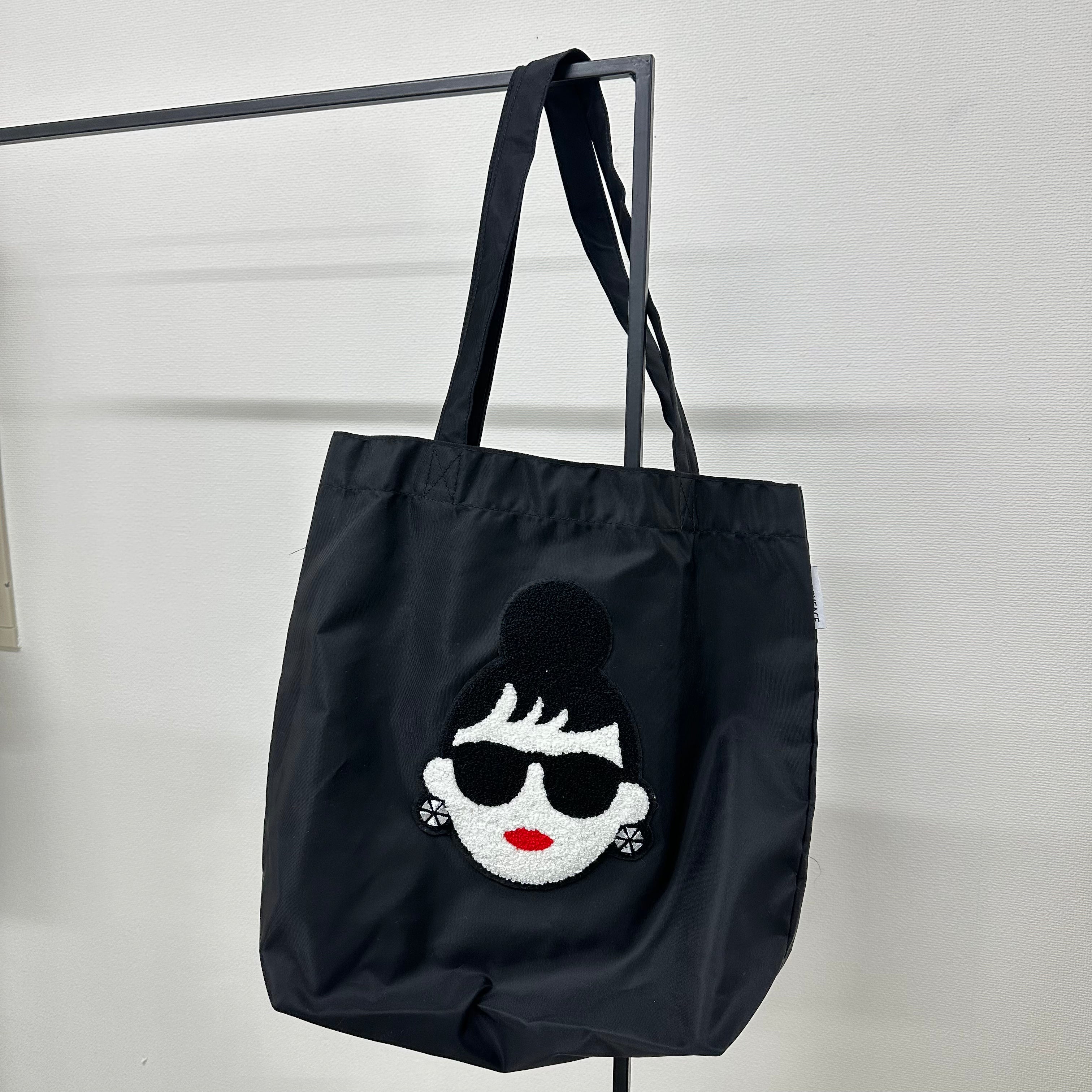 【HAPPYFACE】ＥＭＭＡ フェイス刺繡トートバッグ ブラック　※7/30〜8/5迄に順次発送予定