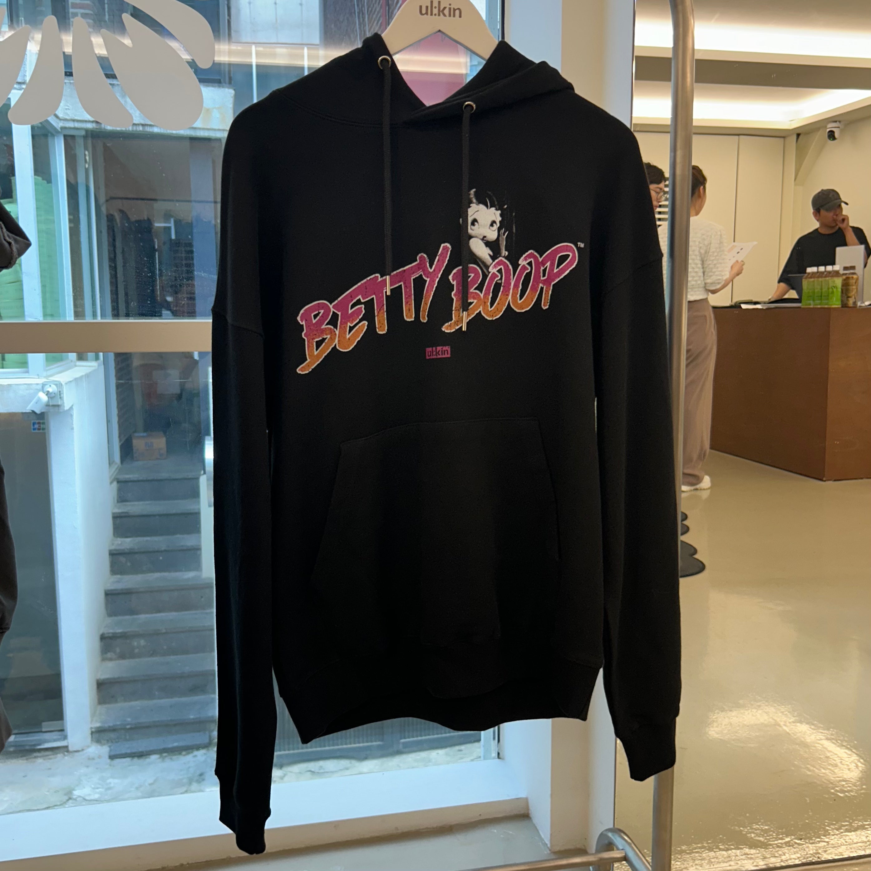 ※予約商品【ULKIN】ULKIN X BETTYBOOP Glamor Sweatshirt Hoodie-BLACK-　※12月頃より順次配送予定