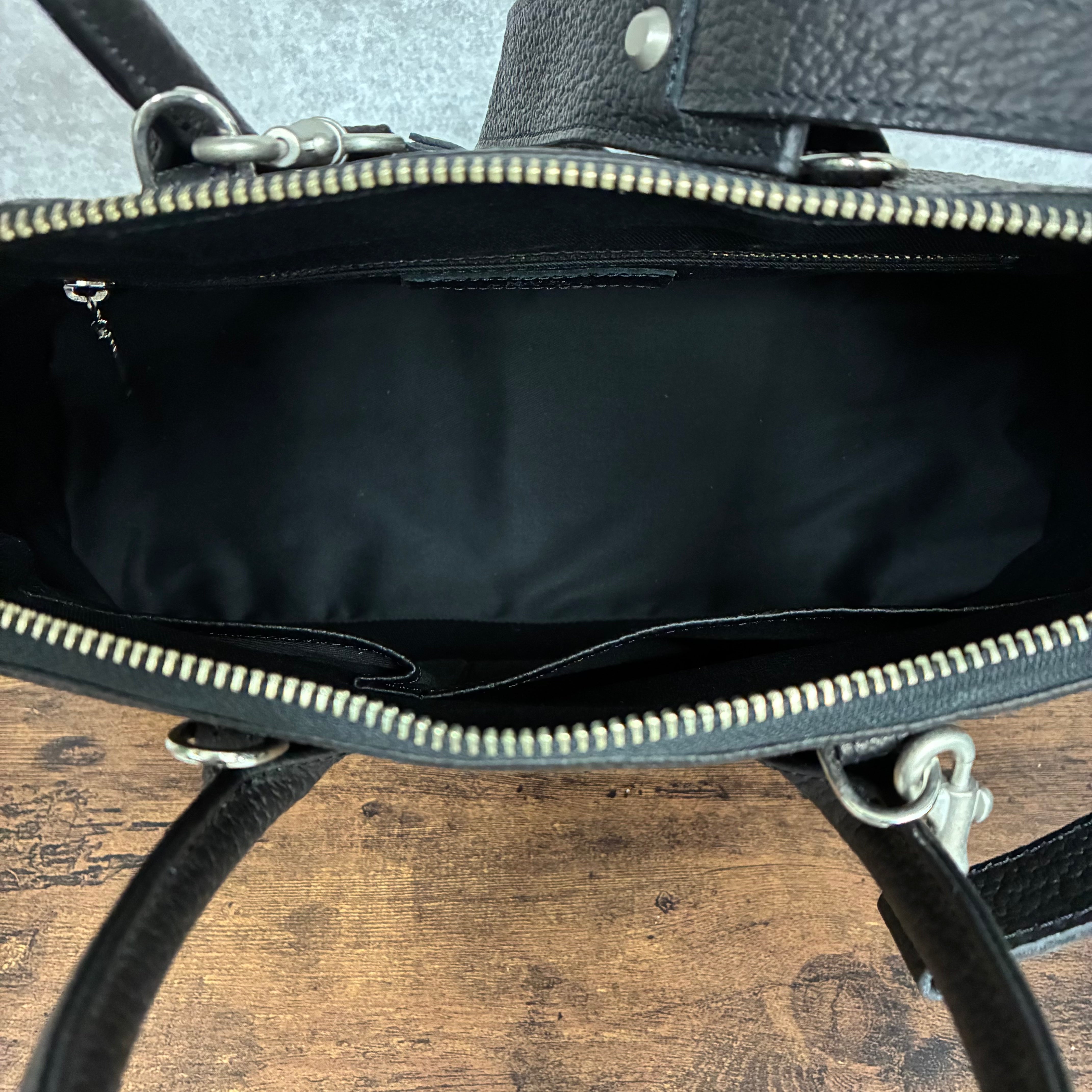 【MUL079-BK-SB-SLV】ラウンドトートM　シボ型押し  ブラック　シルバーライン入り　※7/2〜7/12より事務所から順次発送予定