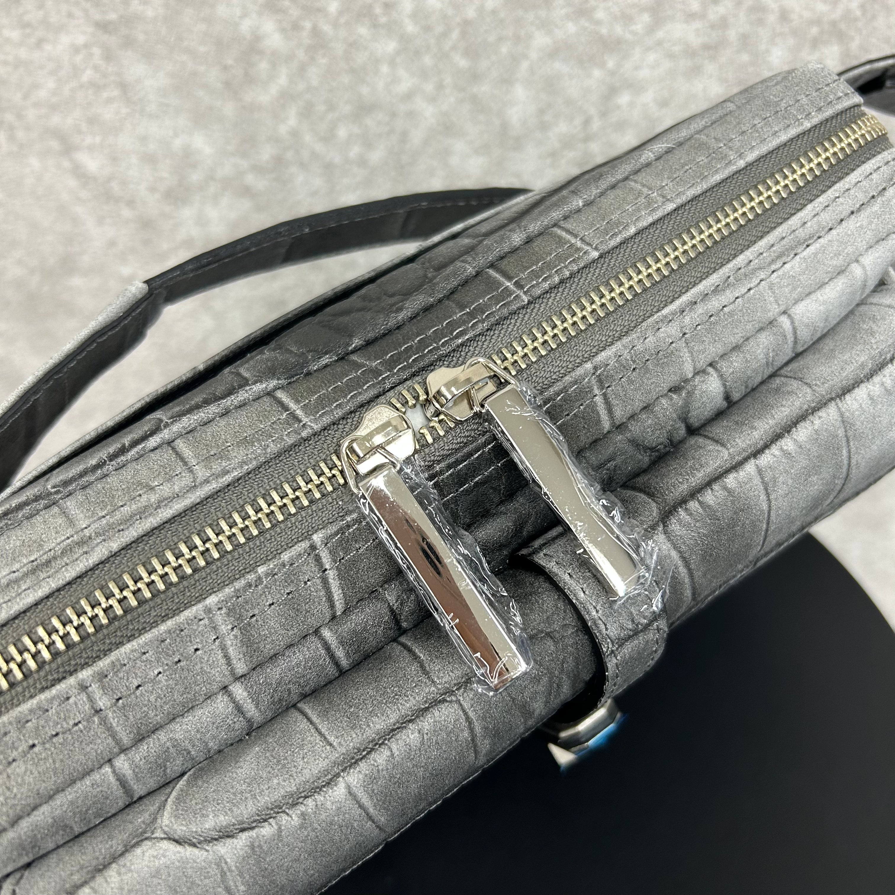 【MUL013】ボディバック　ホワイトヌバック汚し加工　クロコダイル型押し　※2/10〜17頃より順次発送予定