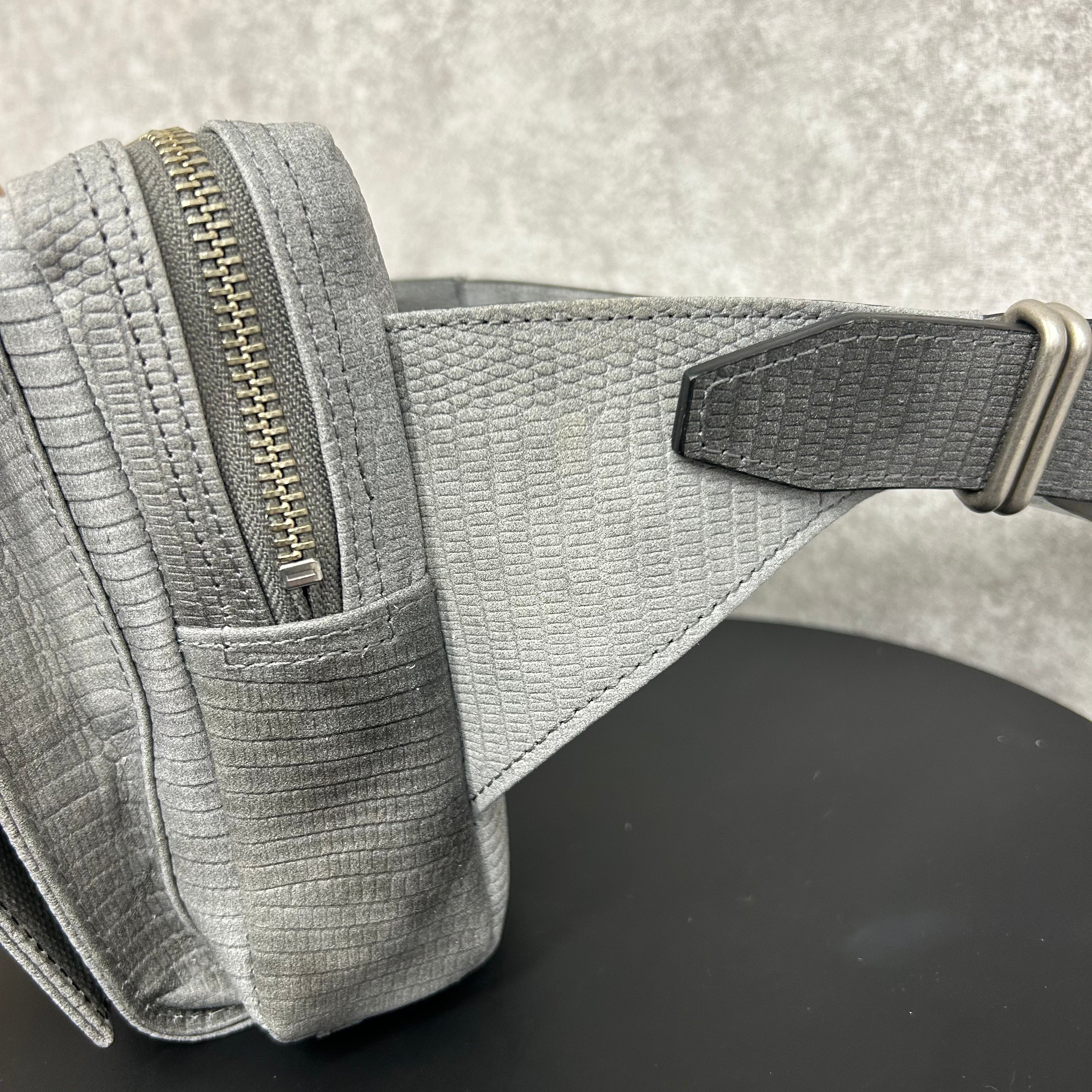【MUL013】ボディバック　ホワイトヌバック汚し加工　リザード型押し　※2/10〜17頃より順次発送予定