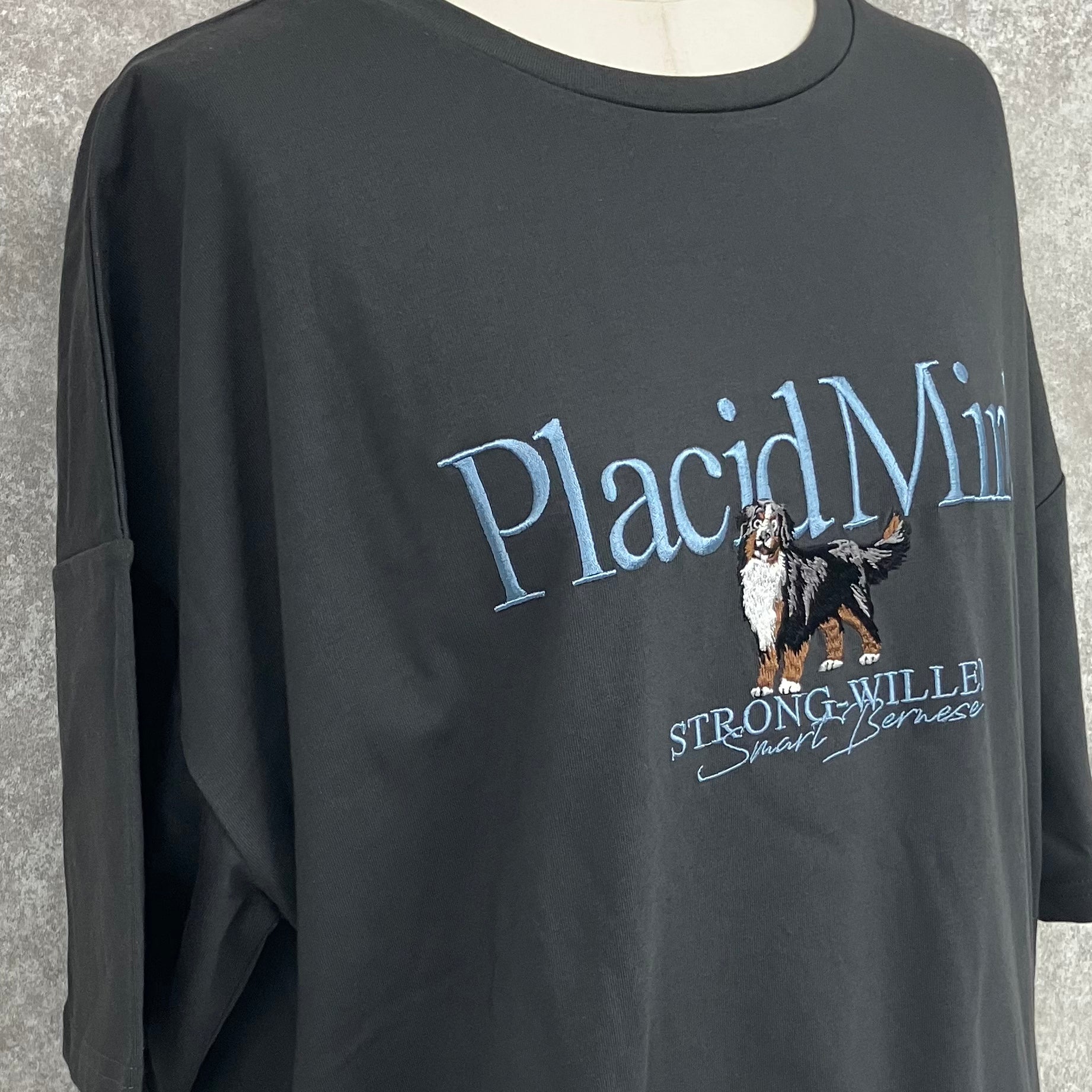 犬&ロゴ刺繍BIG Tシャツ　-スミクロ-　※7/16〜22迄に順次発送予定