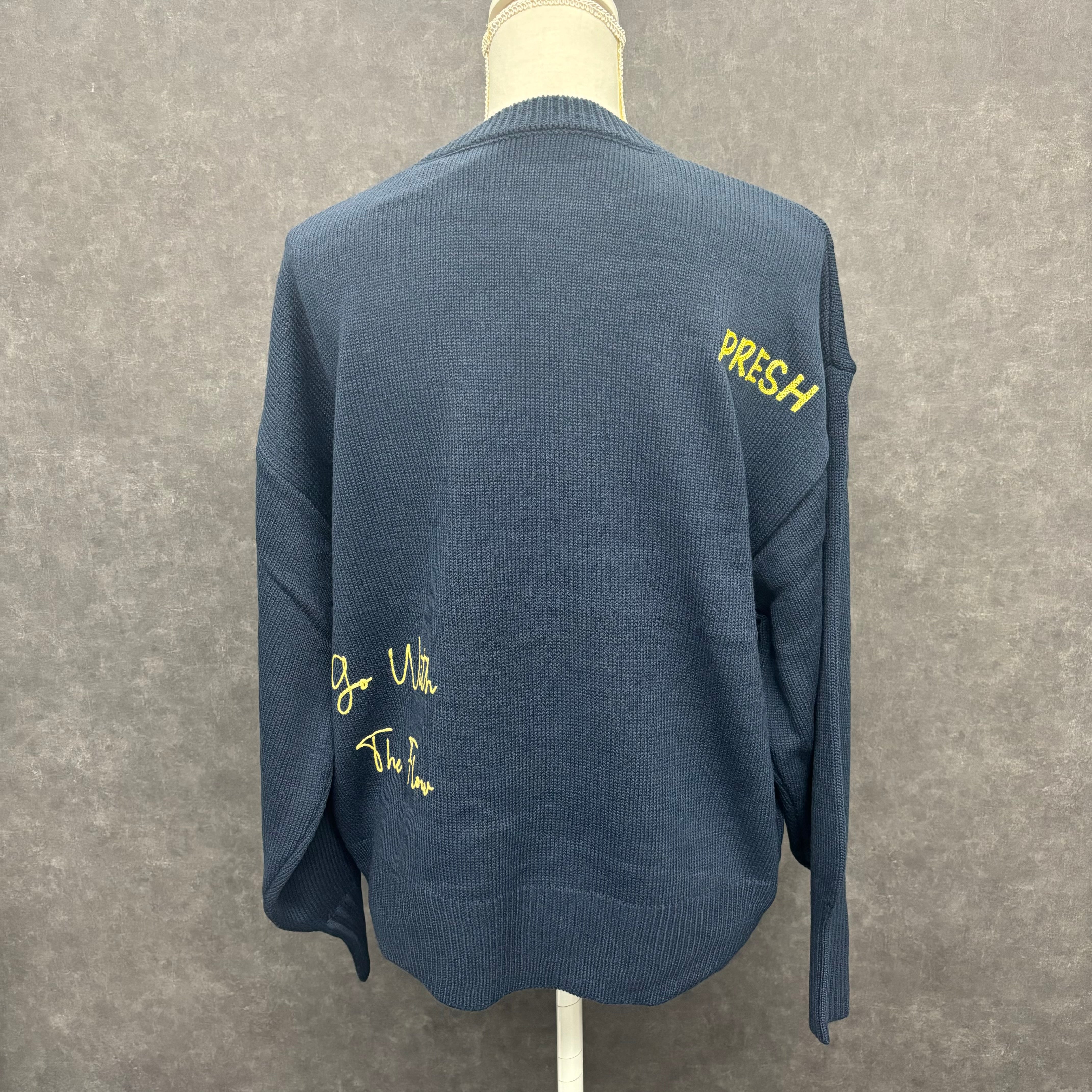 ロゴ刺繍ニットプルオーバー　ネイビー　※1/21-27頃より順次発送予定