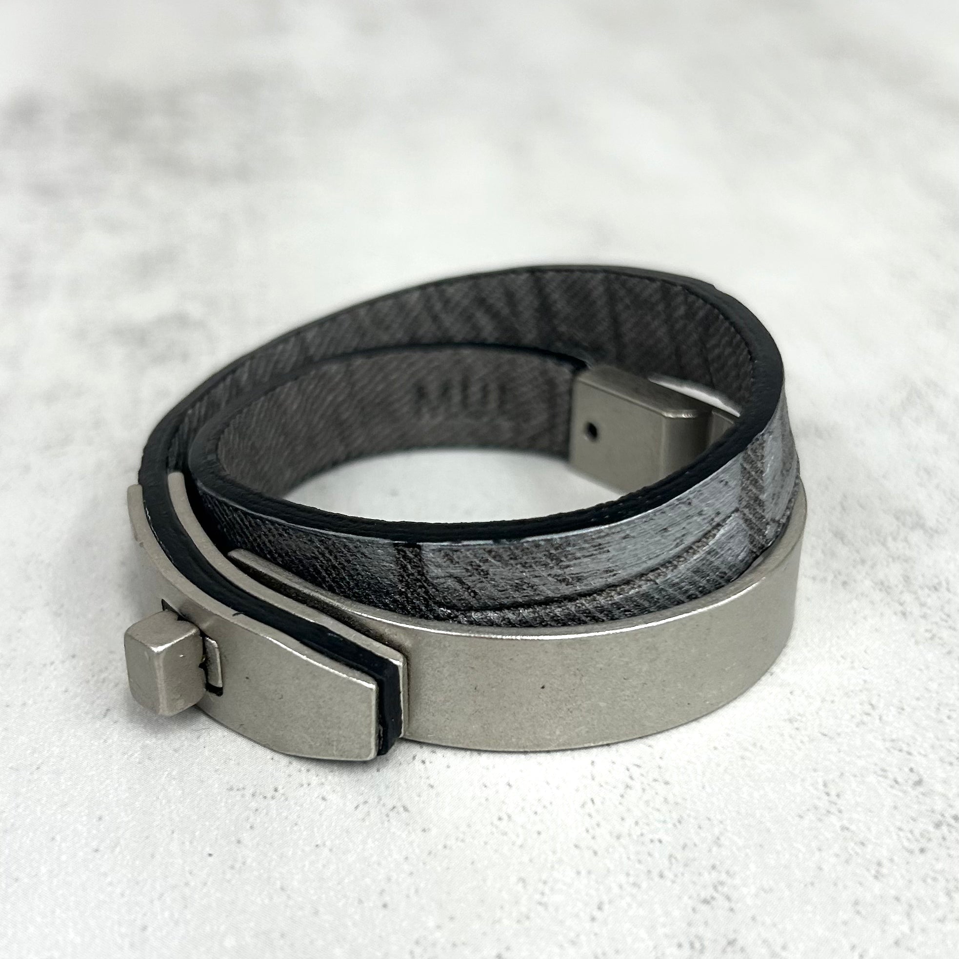 【M.U.L.】ブレスレット　灰グレー  デニムレザークロコダイル型押し  マットシルバー金具  ライン有  ※1週間前後で事務所より発送