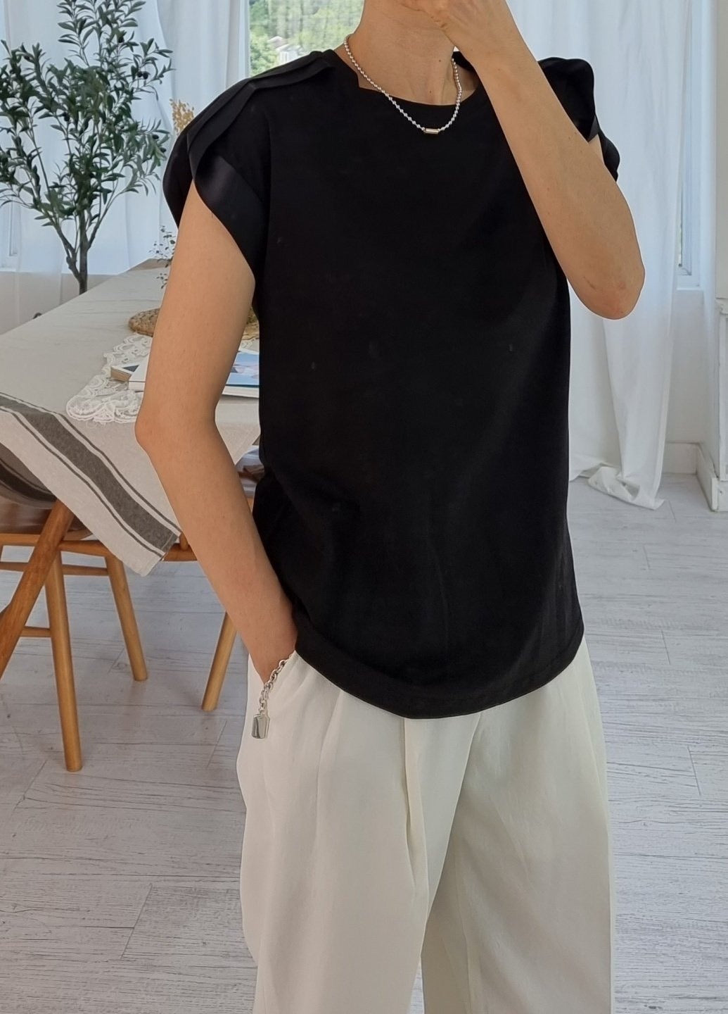 【rowee】ショルダーピンタックTシャツ  -ブラック-  ※7/8-15頃より順次配送