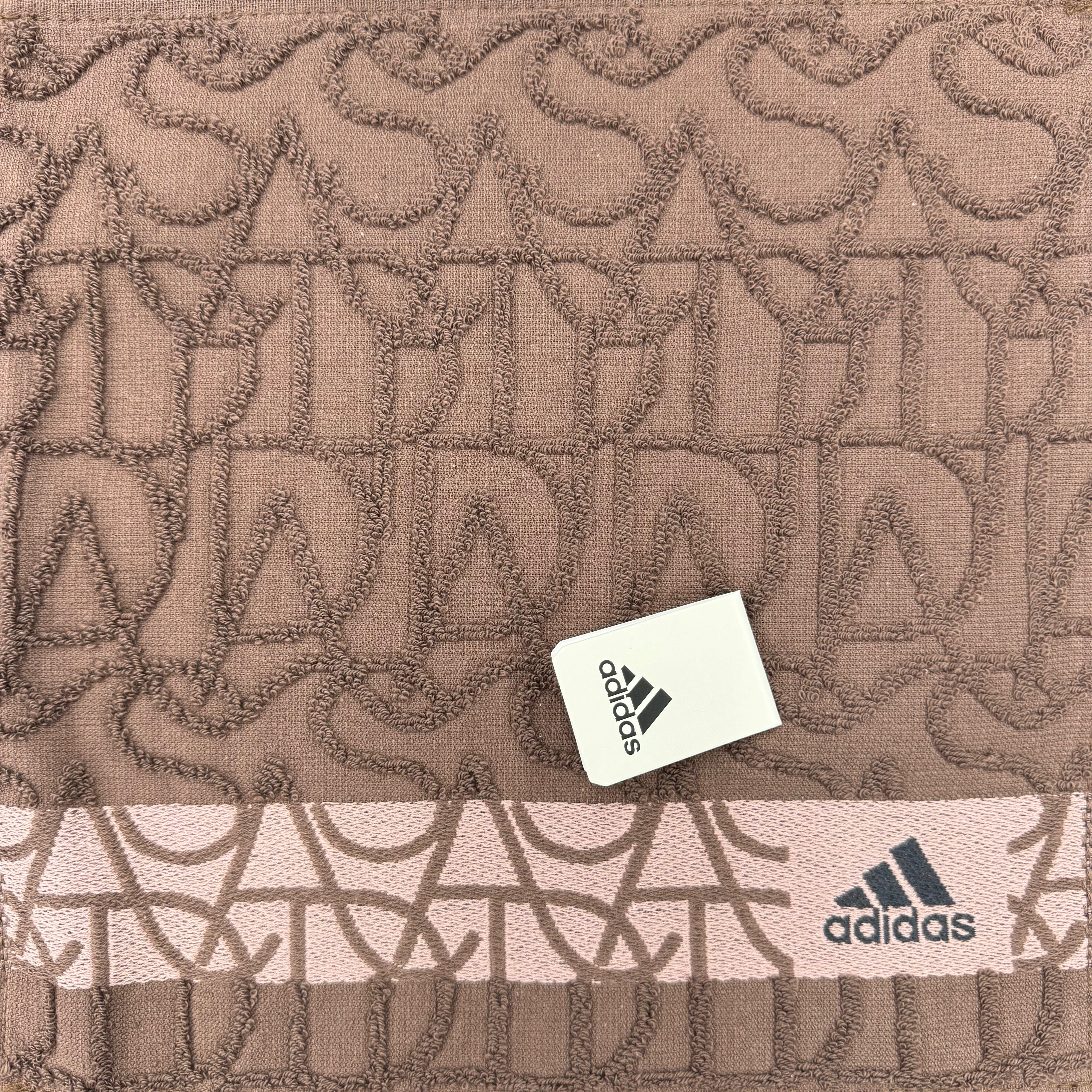 【adidas】ハンカチ　ロゴ総柄　2色　※6/25-28より順次配送