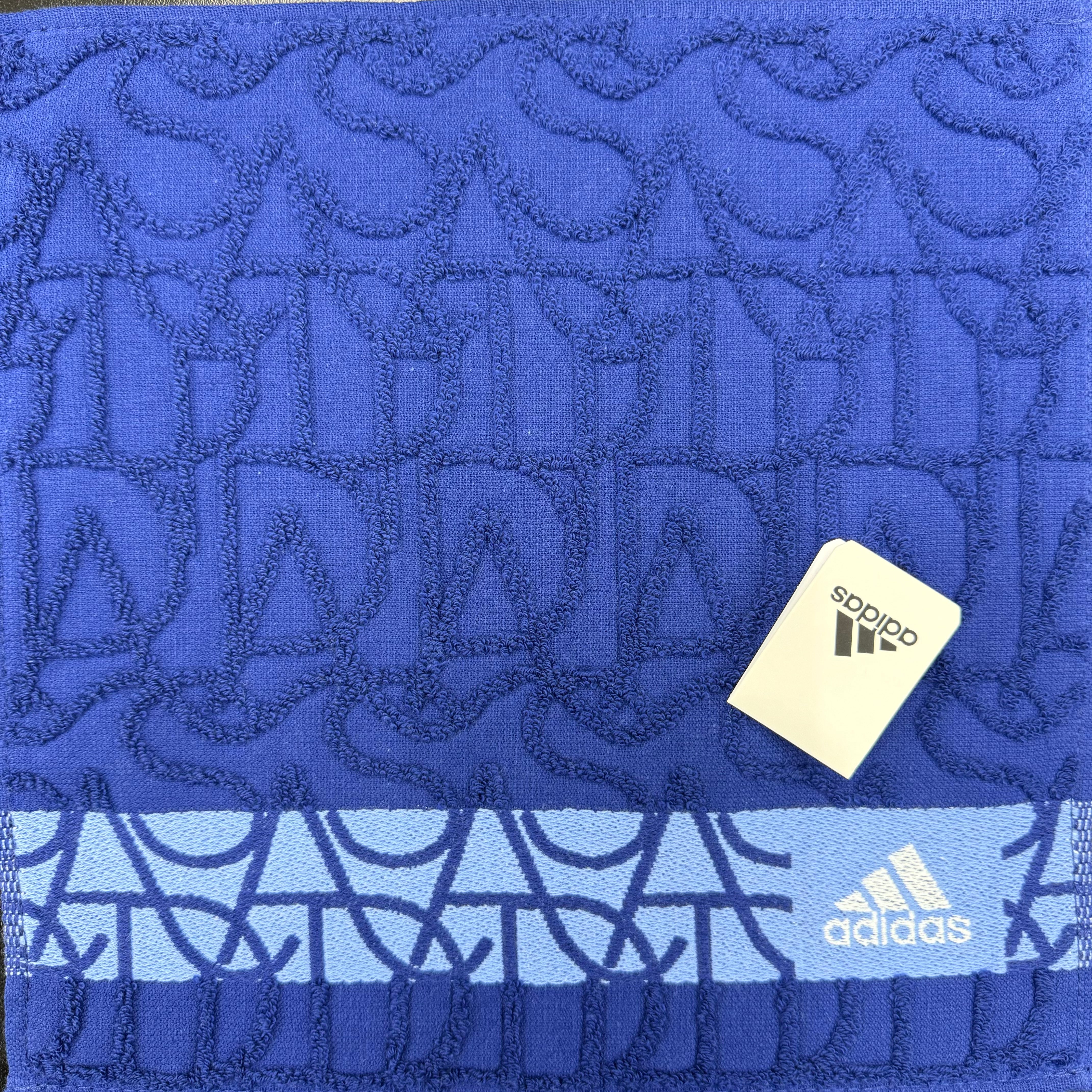 【adidas】ハンカチ　ロゴ総柄　2色　※6/25-28より順次配送