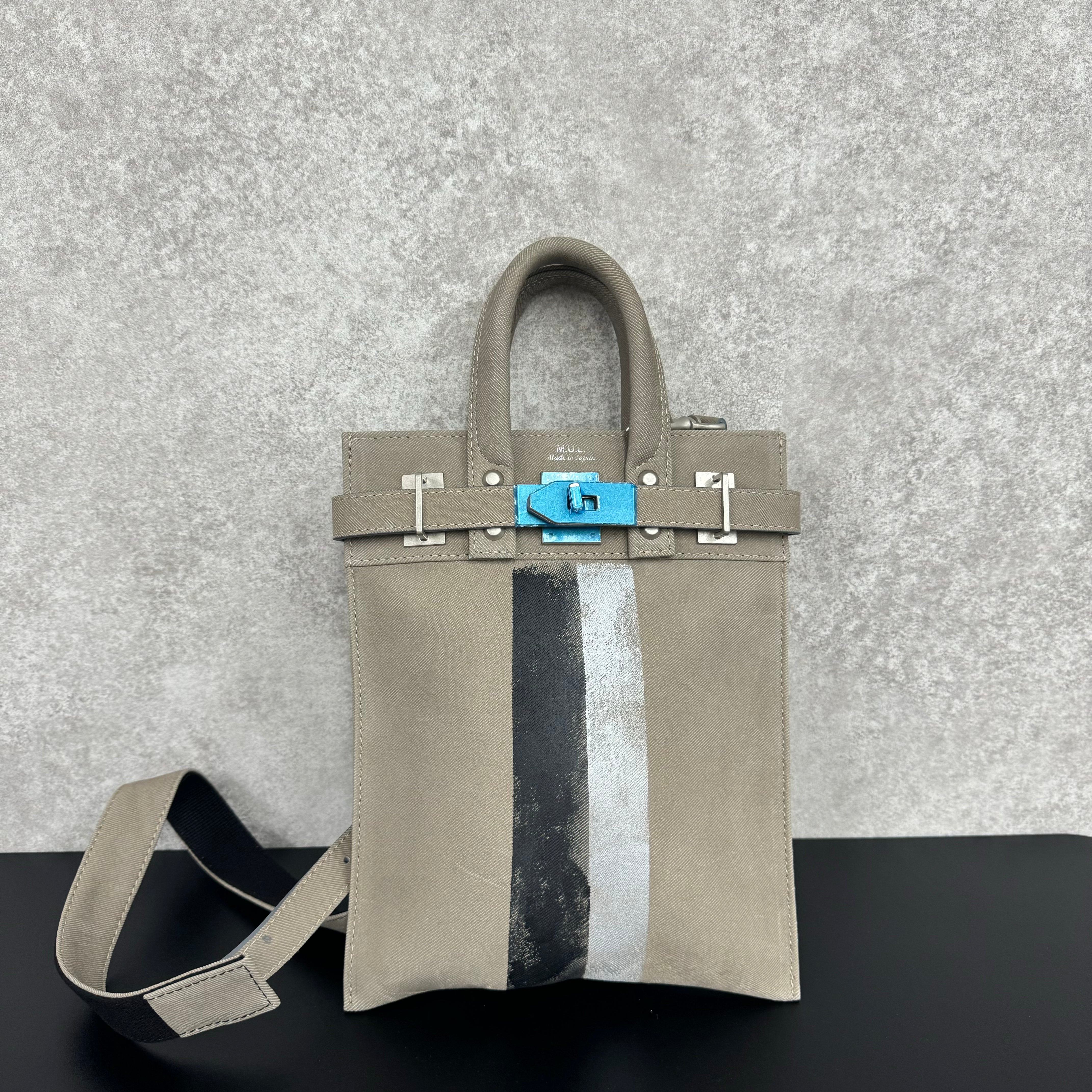 【M.U.L.】サコッシュSS 　グレージュ　デニムレザー　ライン有り　※1週間前後で発送